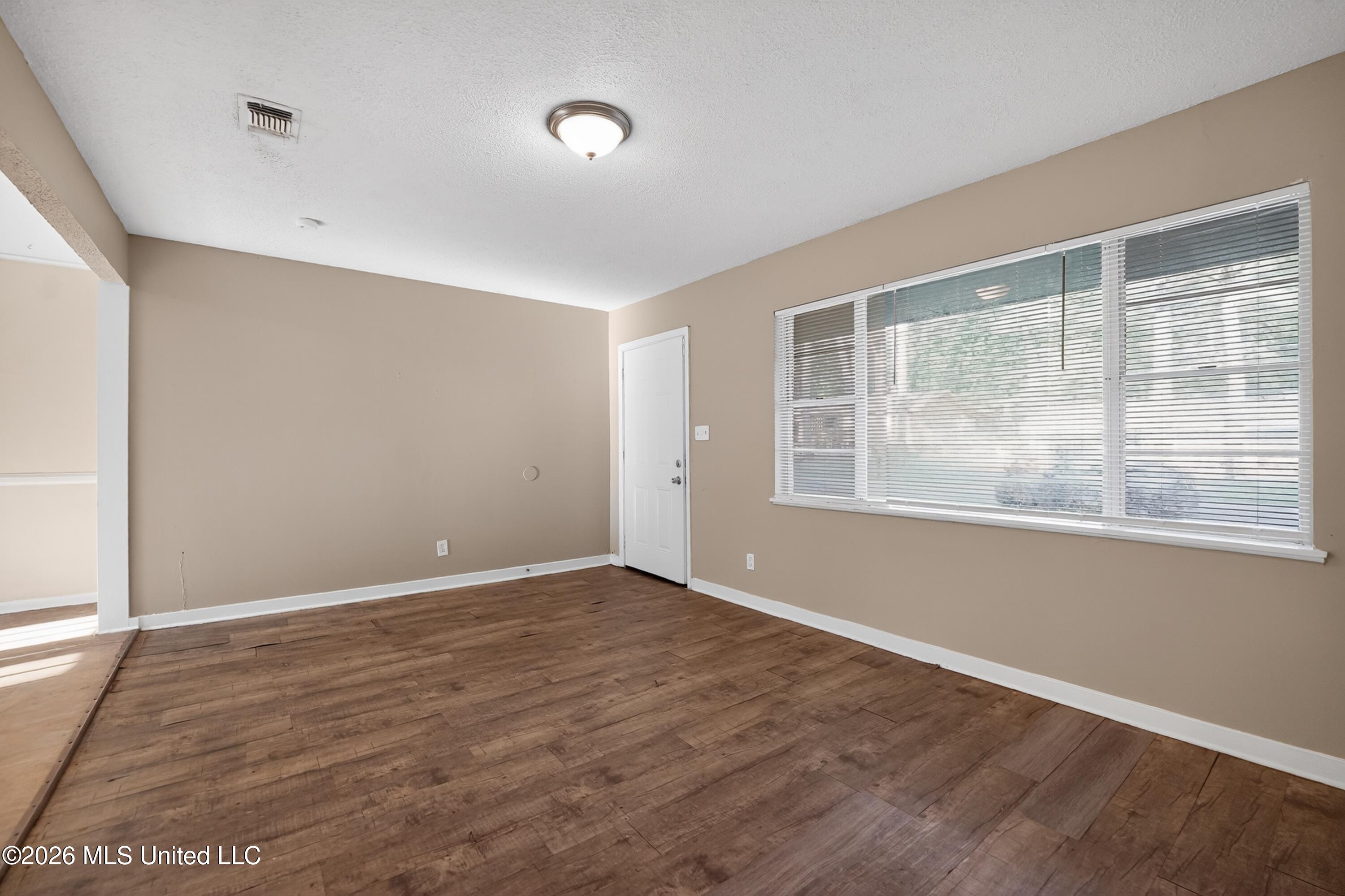 1940 Ventura Drive Property Photo 4