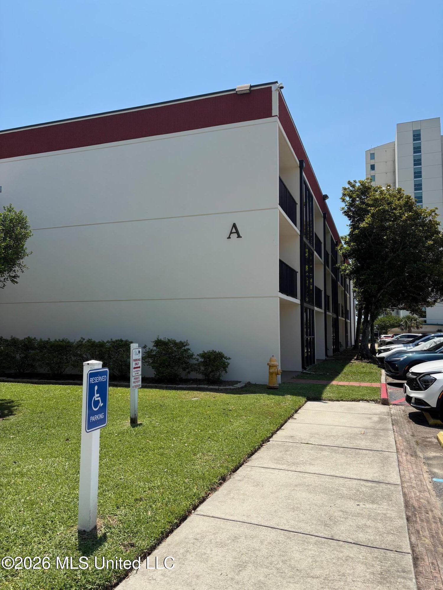 2046 Beach Boulevard Property Photo 2