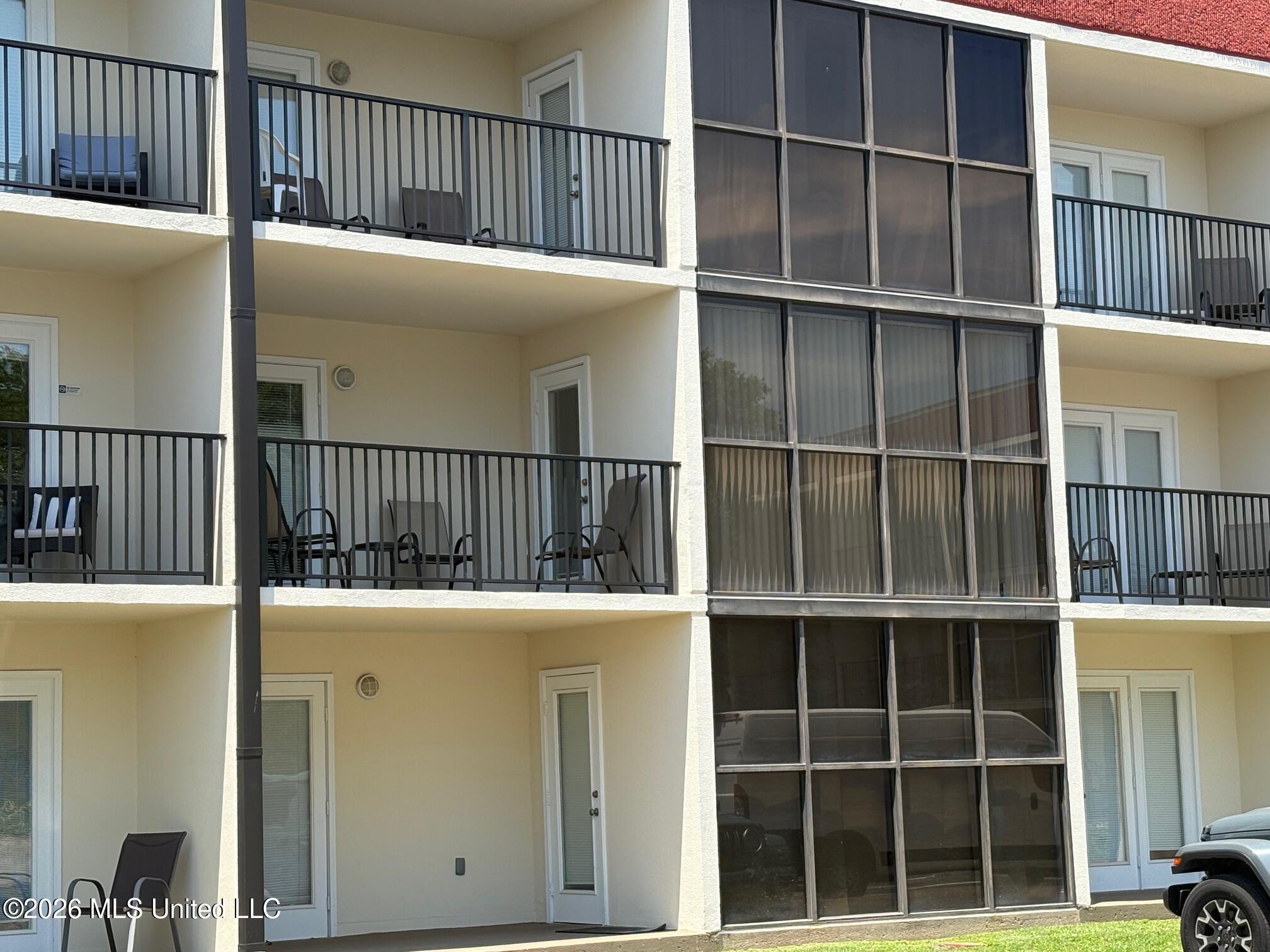 2046 Beach Boulevard Property Photo 3