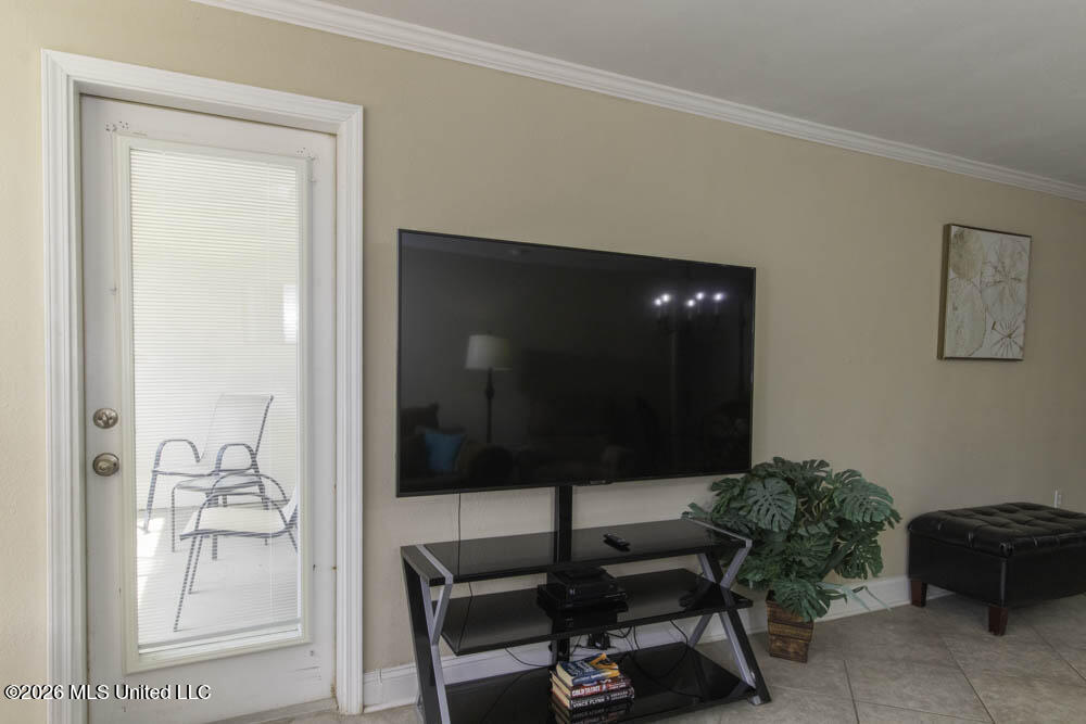 2046 Beach Boulevard Property Photo 18