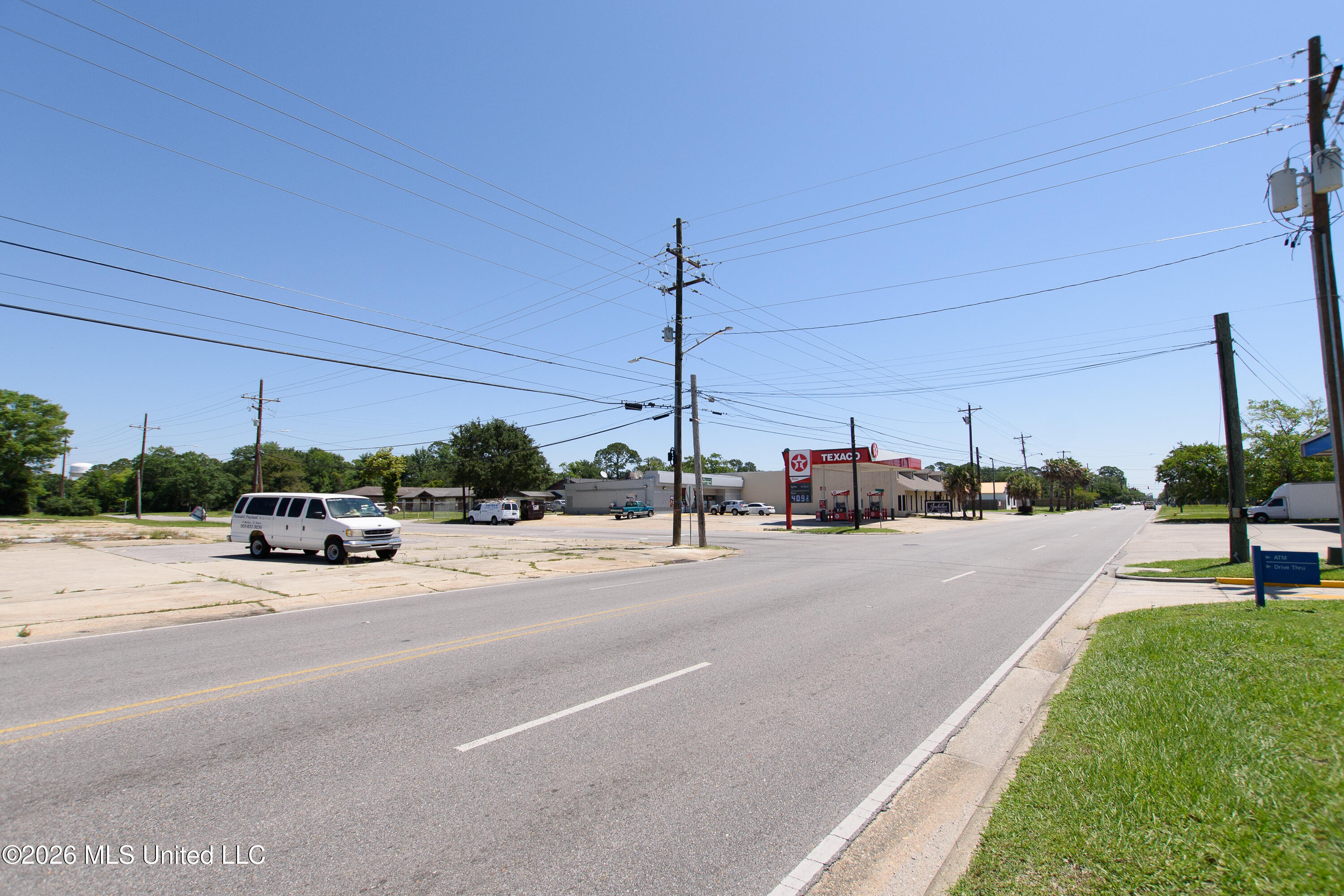 2003 E Chicot Street Property Photo 3