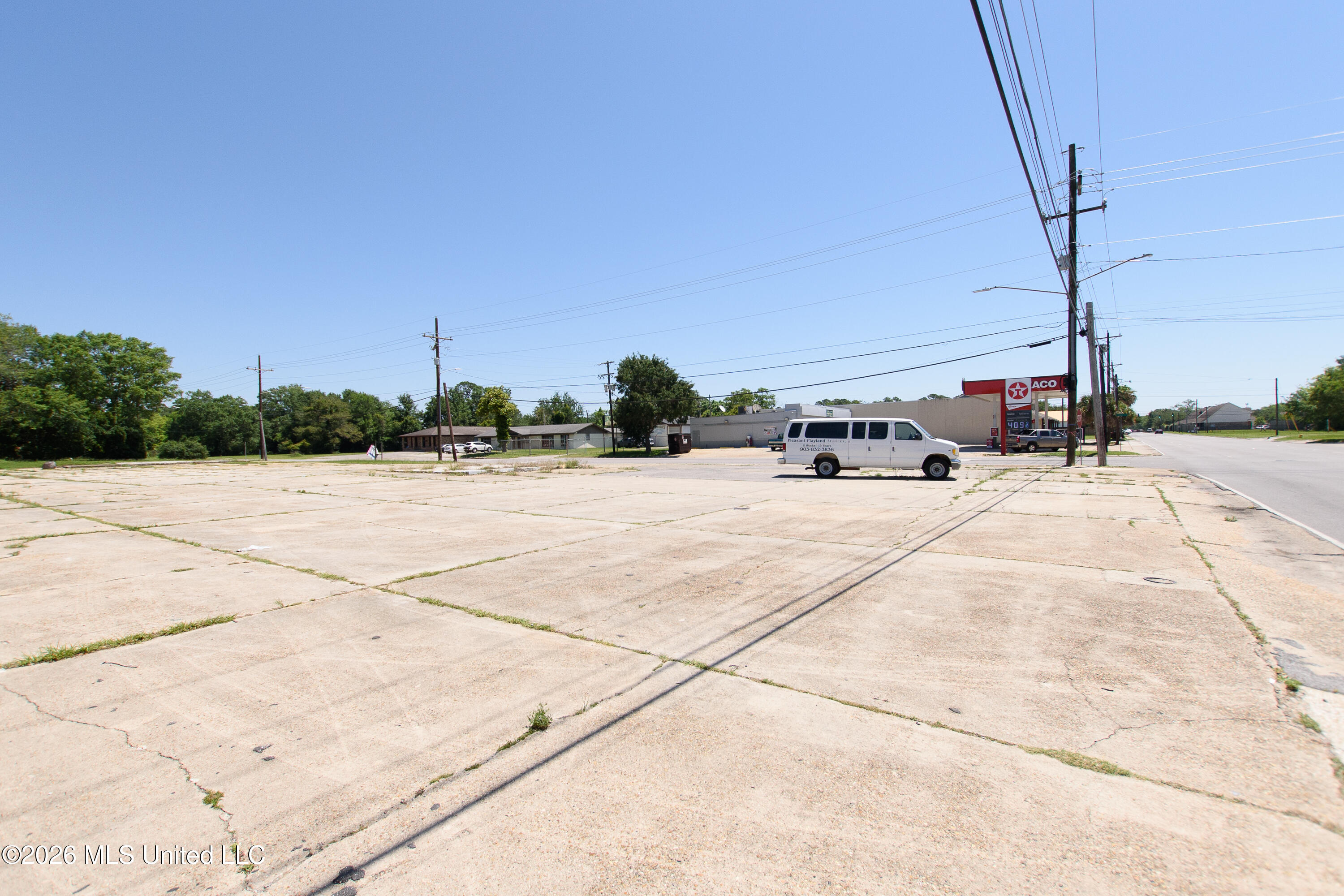 2003 E Chicot Street Property Photo 8