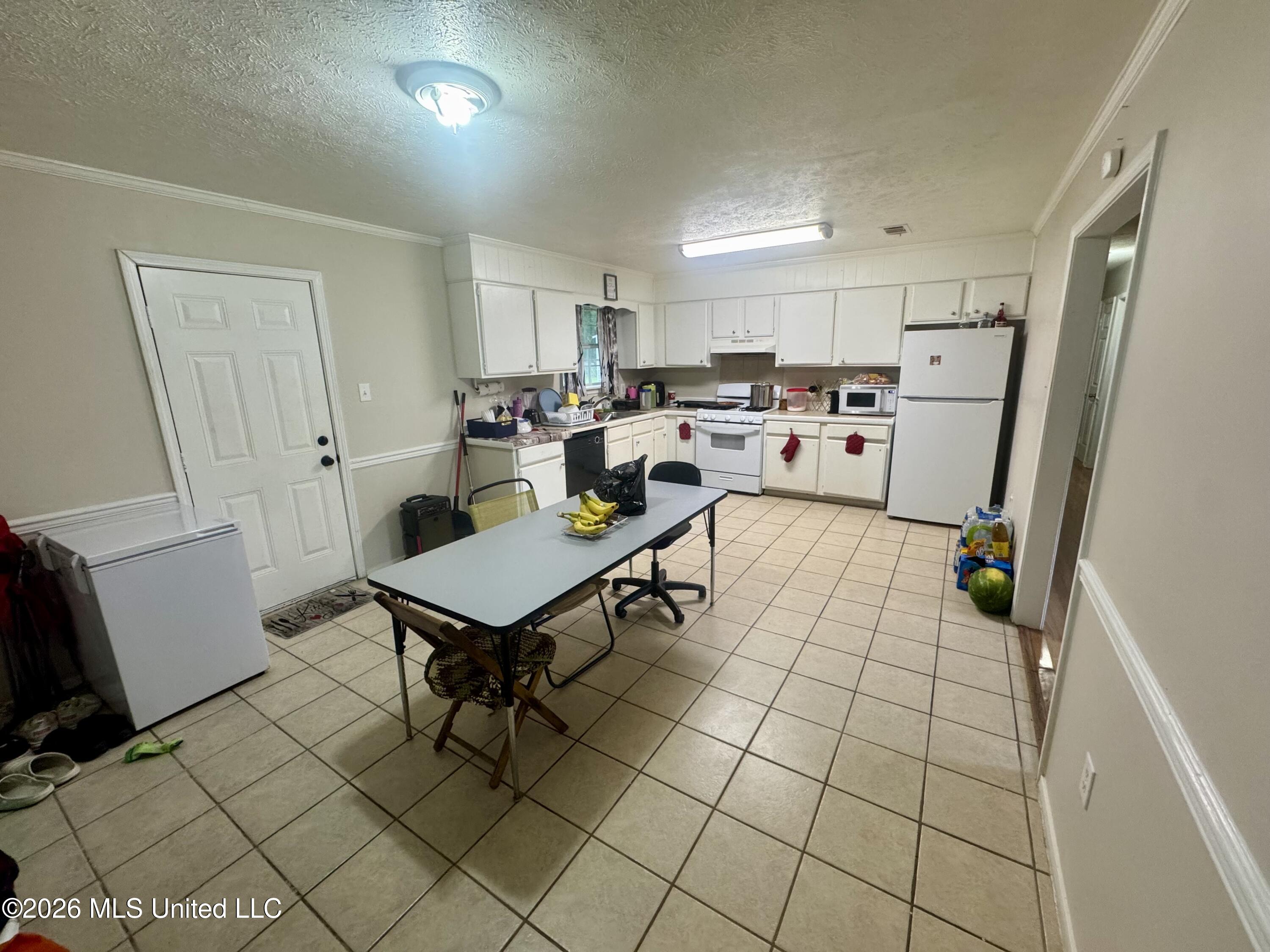 3927 Lost Lake Circle Property Photo 8