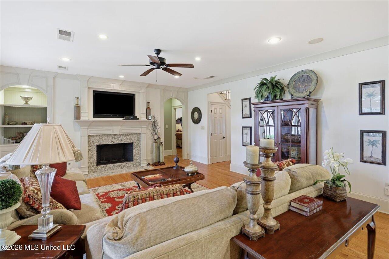 301 Feather Glen Property Photo 6