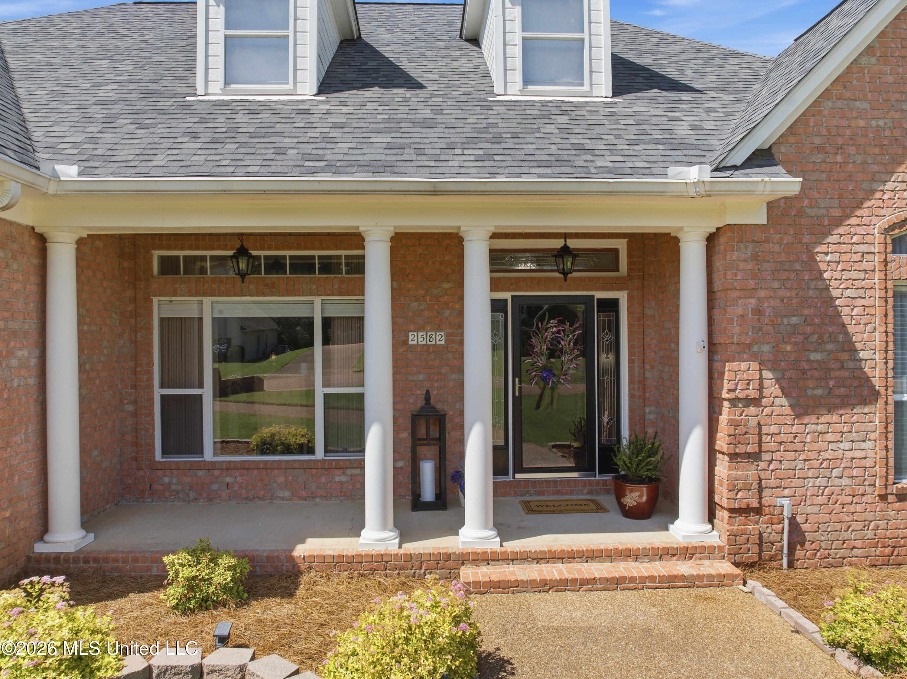 2582 Dickens Place Drive Property Photo 2