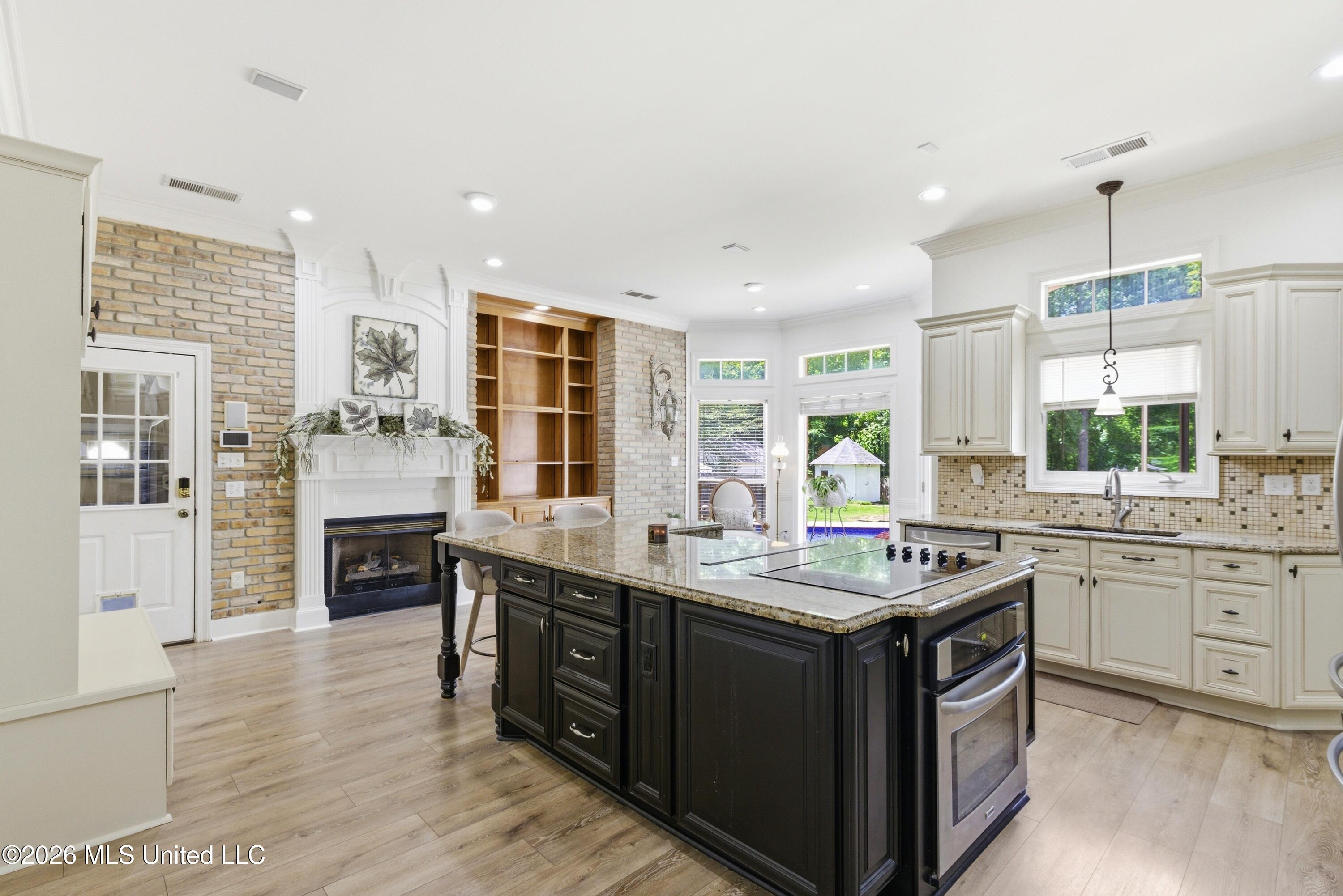2582 Dickens Place Drive Property Photo 12