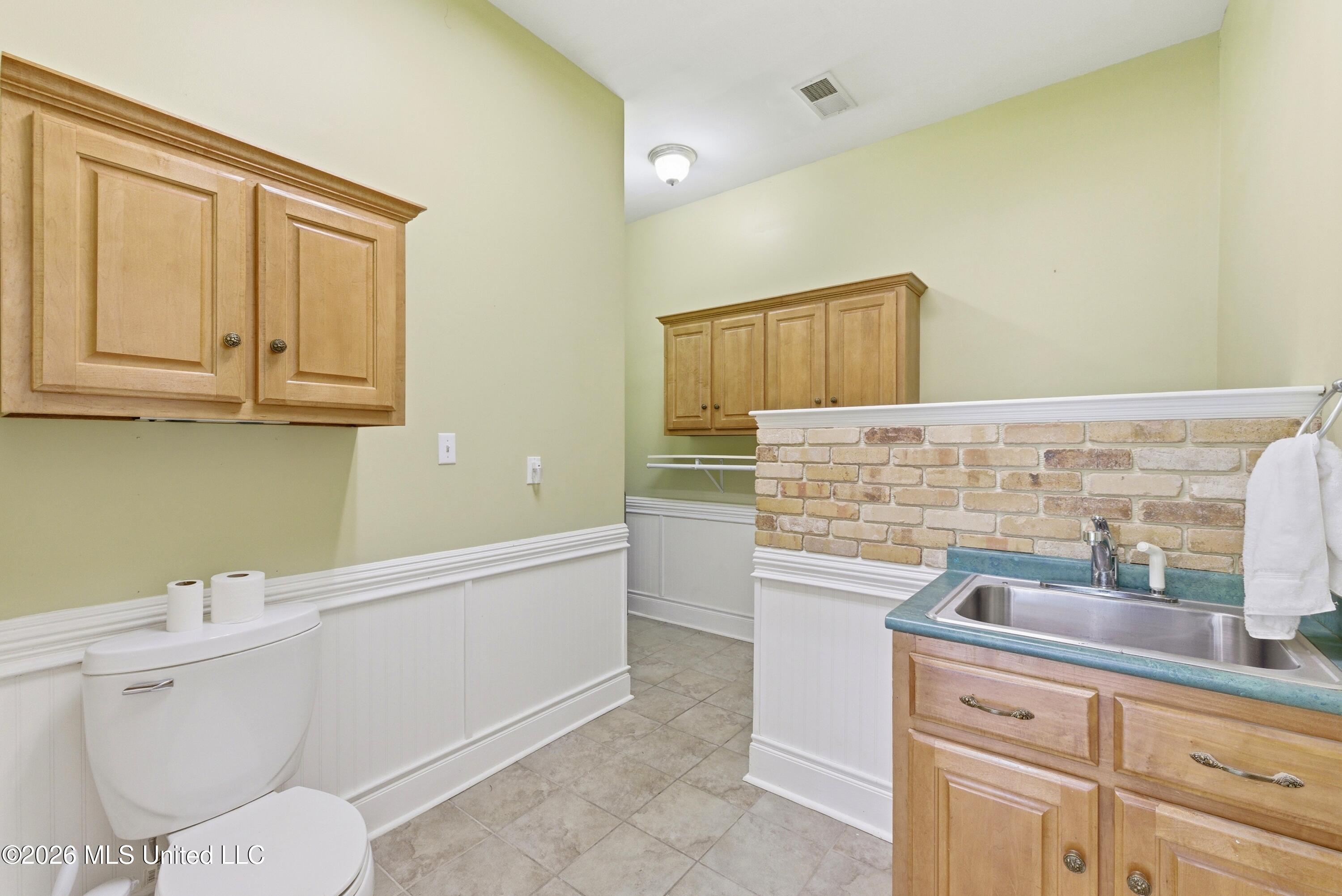 2582 Dickens Place Drive Property Photo 18