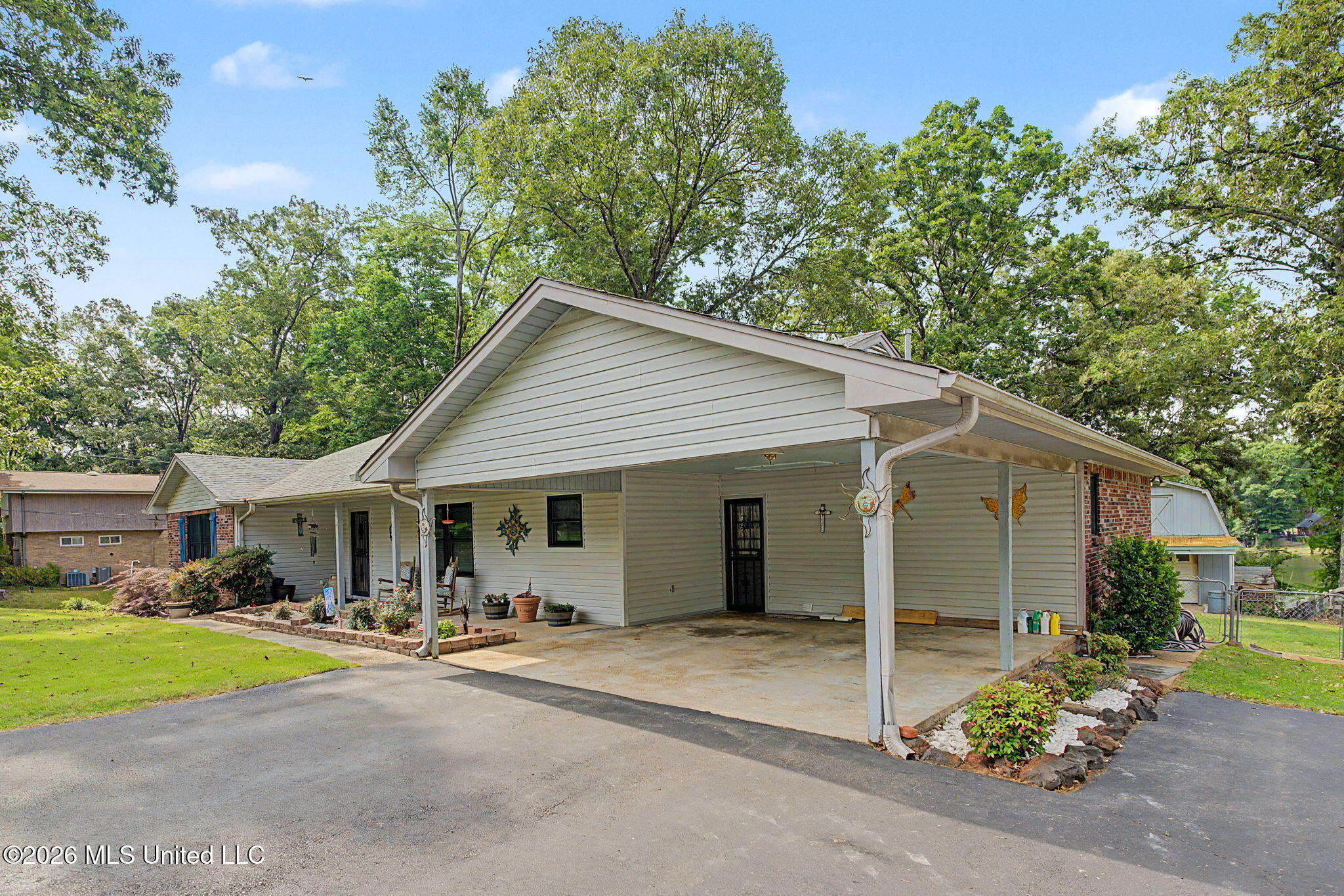 1463 Thunderbird Drive Property Photo 3