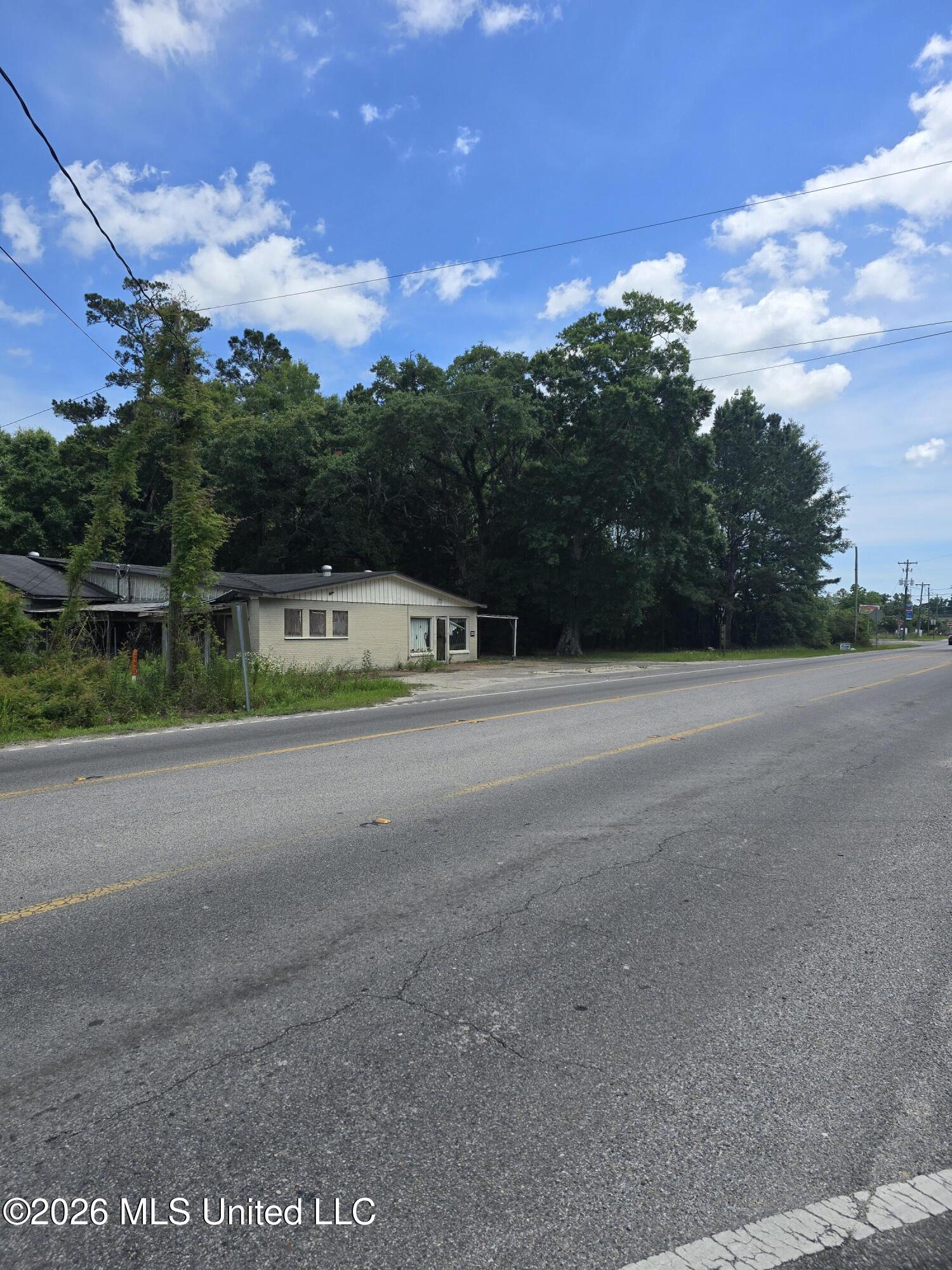 6904 Highway 613 Property Photo 1