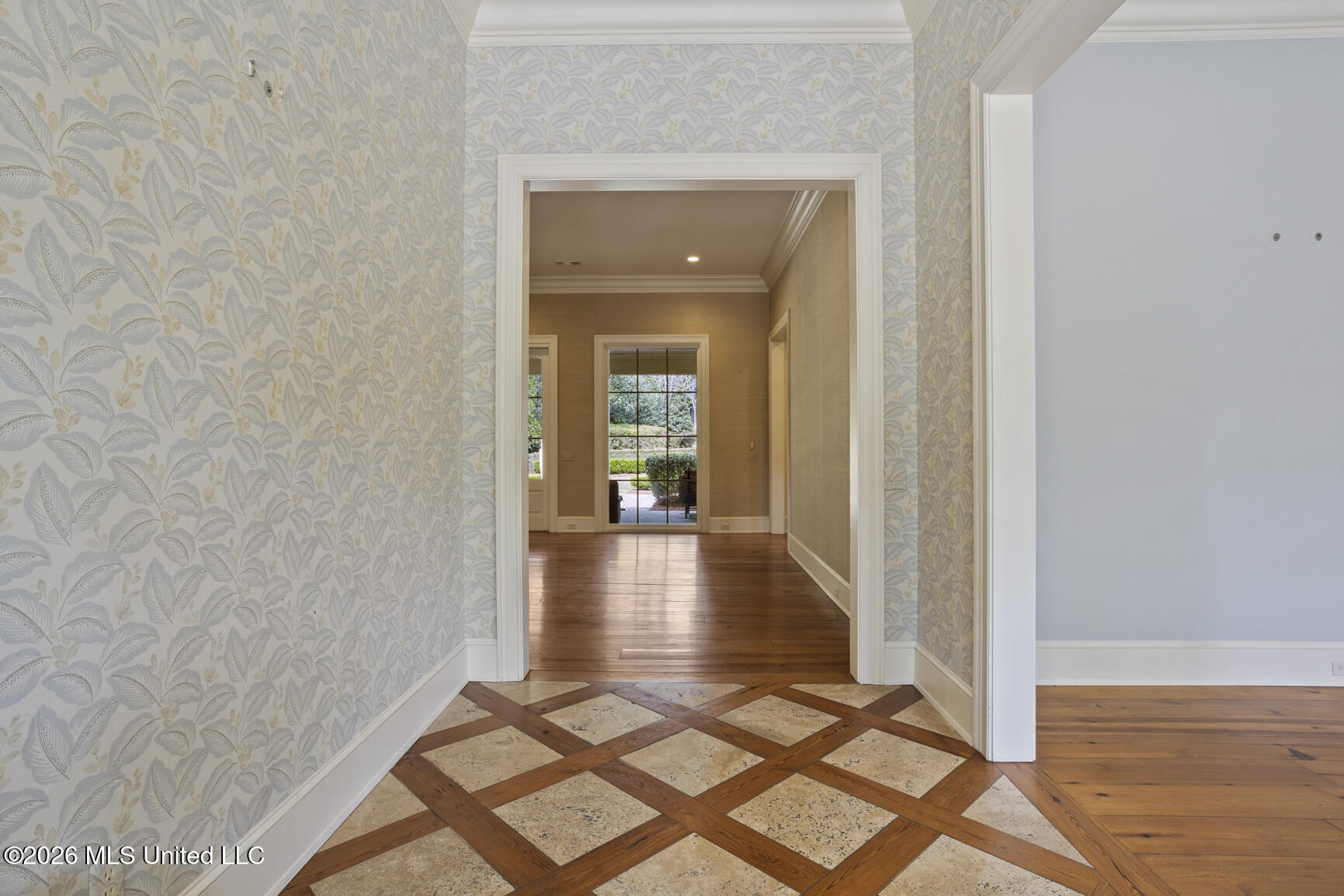 2526 Honeysuckle Lane Property Photo 6
