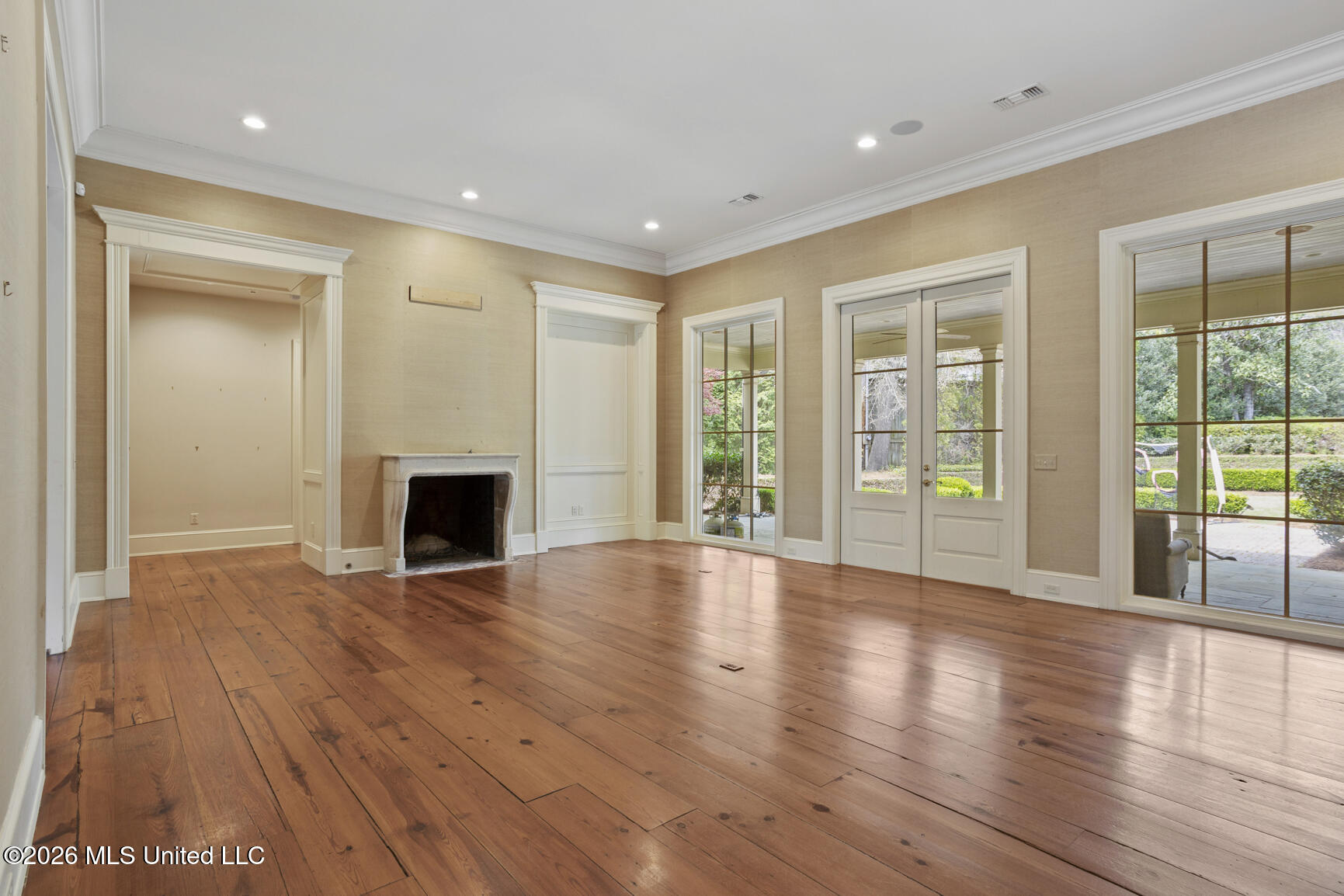 2526 Honeysuckle Lane Property Photo 8