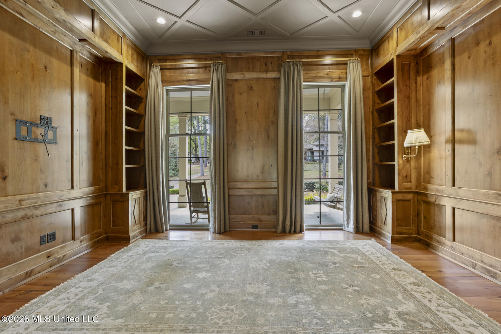 2526 Honeysuckle Lane Property Photo 11