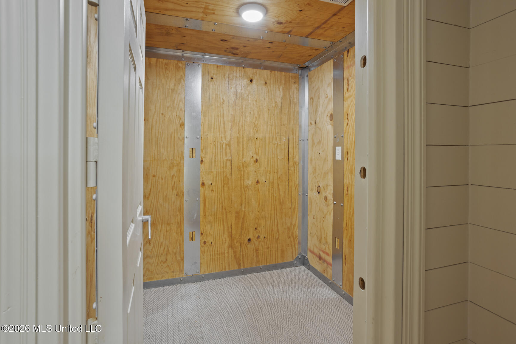2526 Honeysuckle Lane Property Photo 13