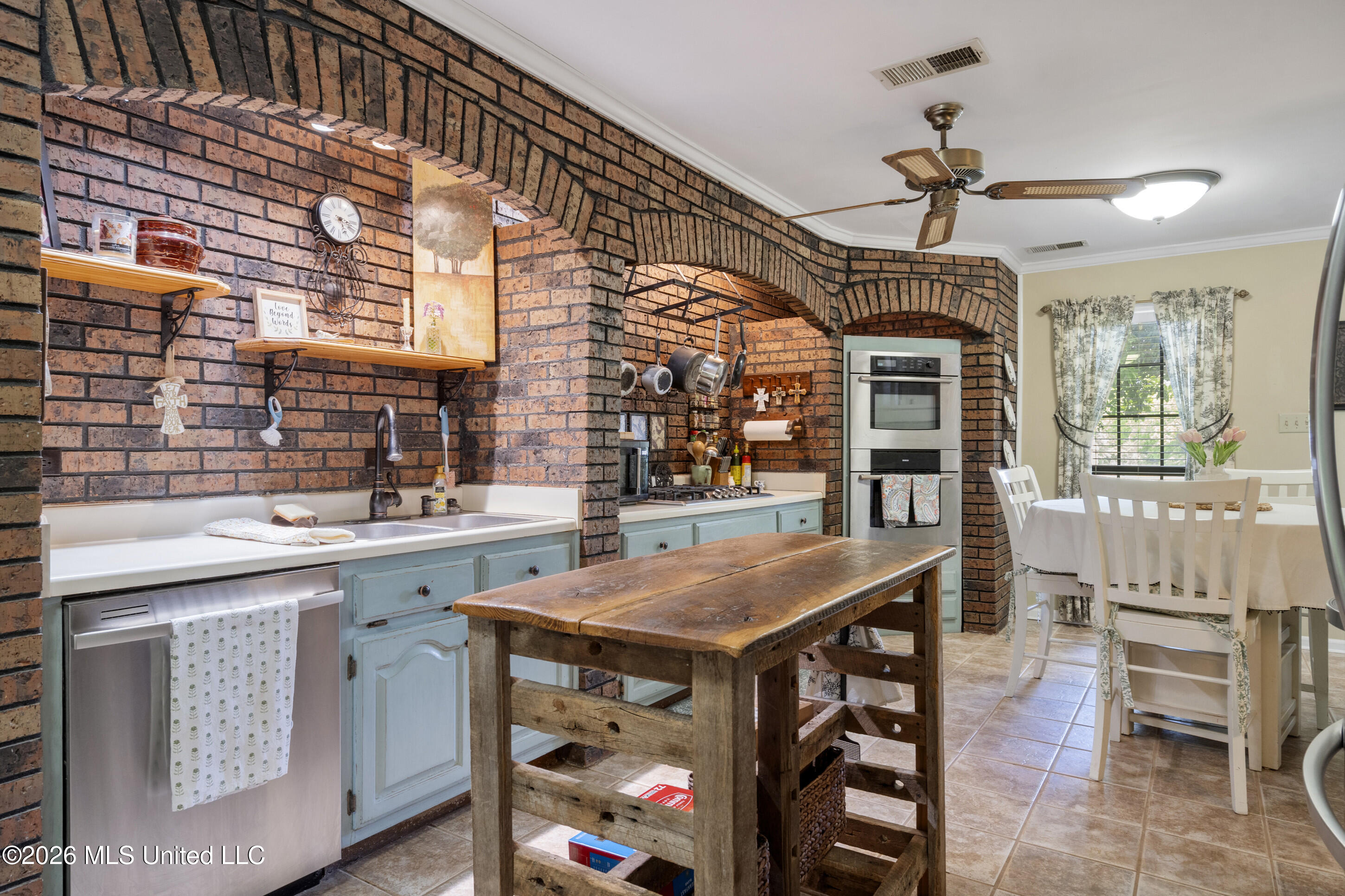 33 E Sweetwater Road Property Photo 8
