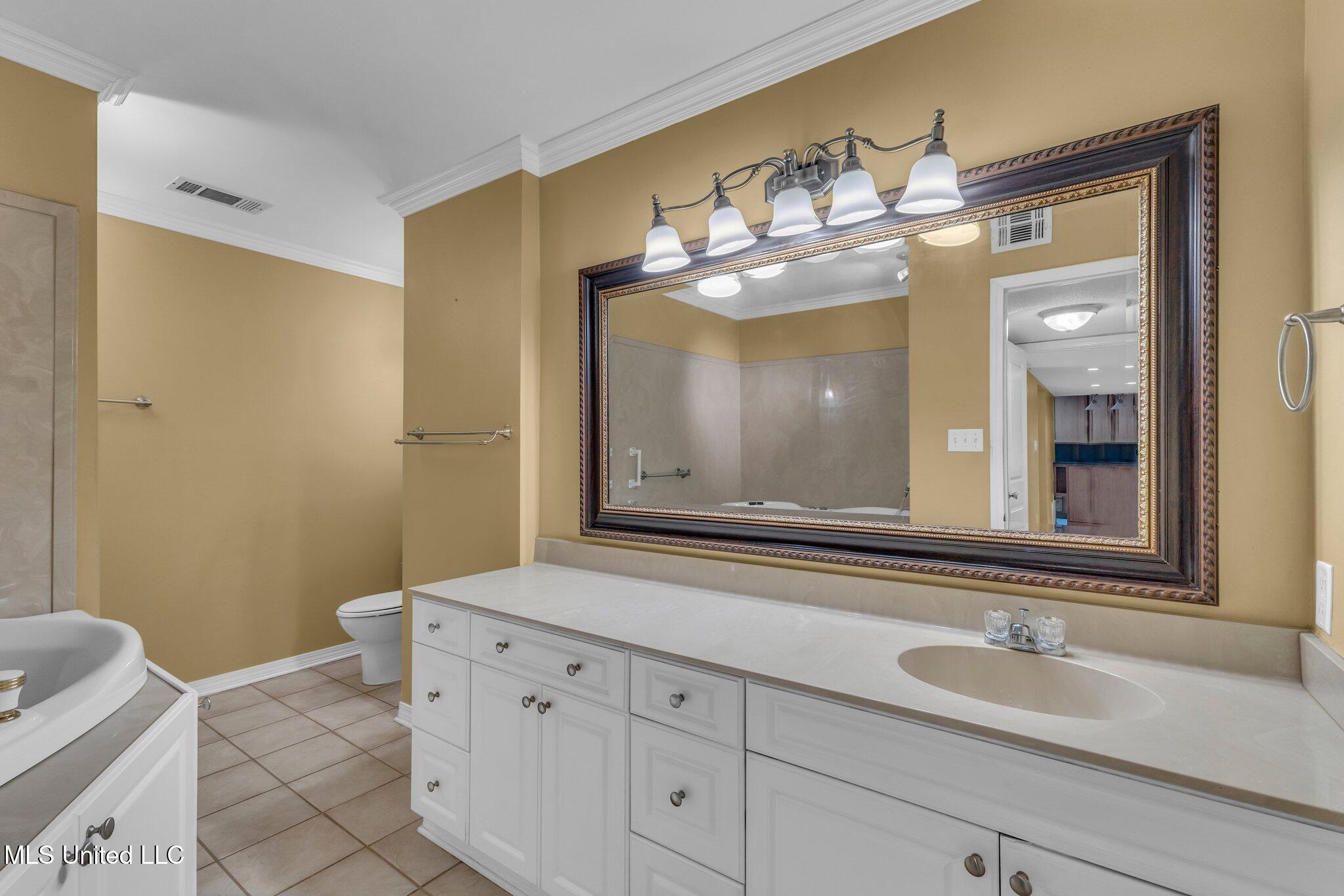 2414 Burke Street Property Photo 8