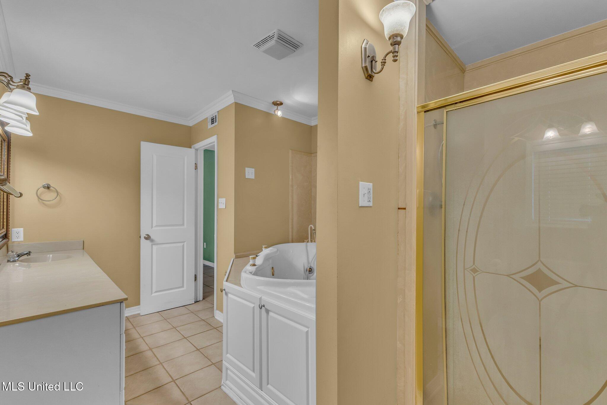 2414 Burke Street Property Photo 9
