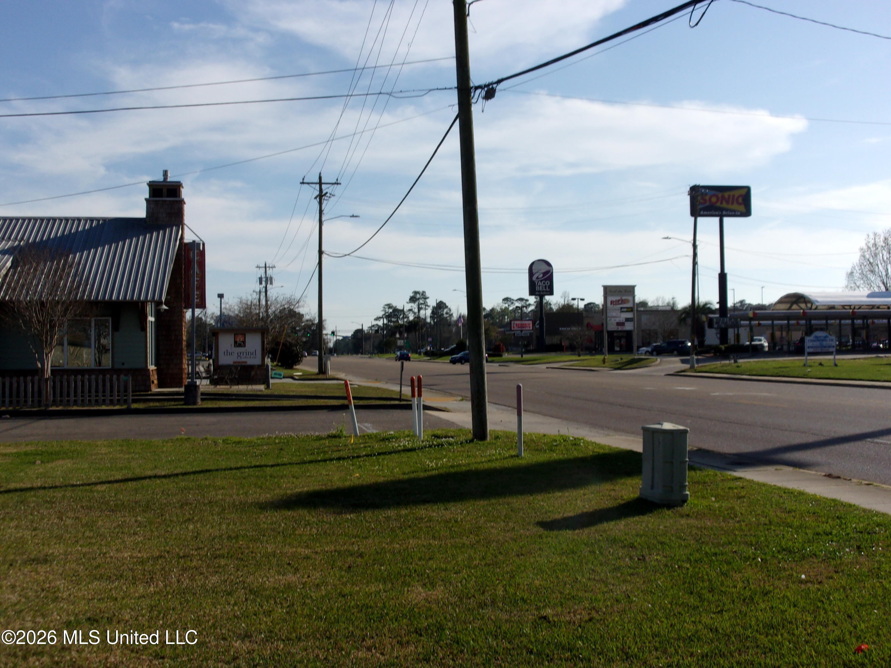 944 Cedar Lake Road Property Photo 3