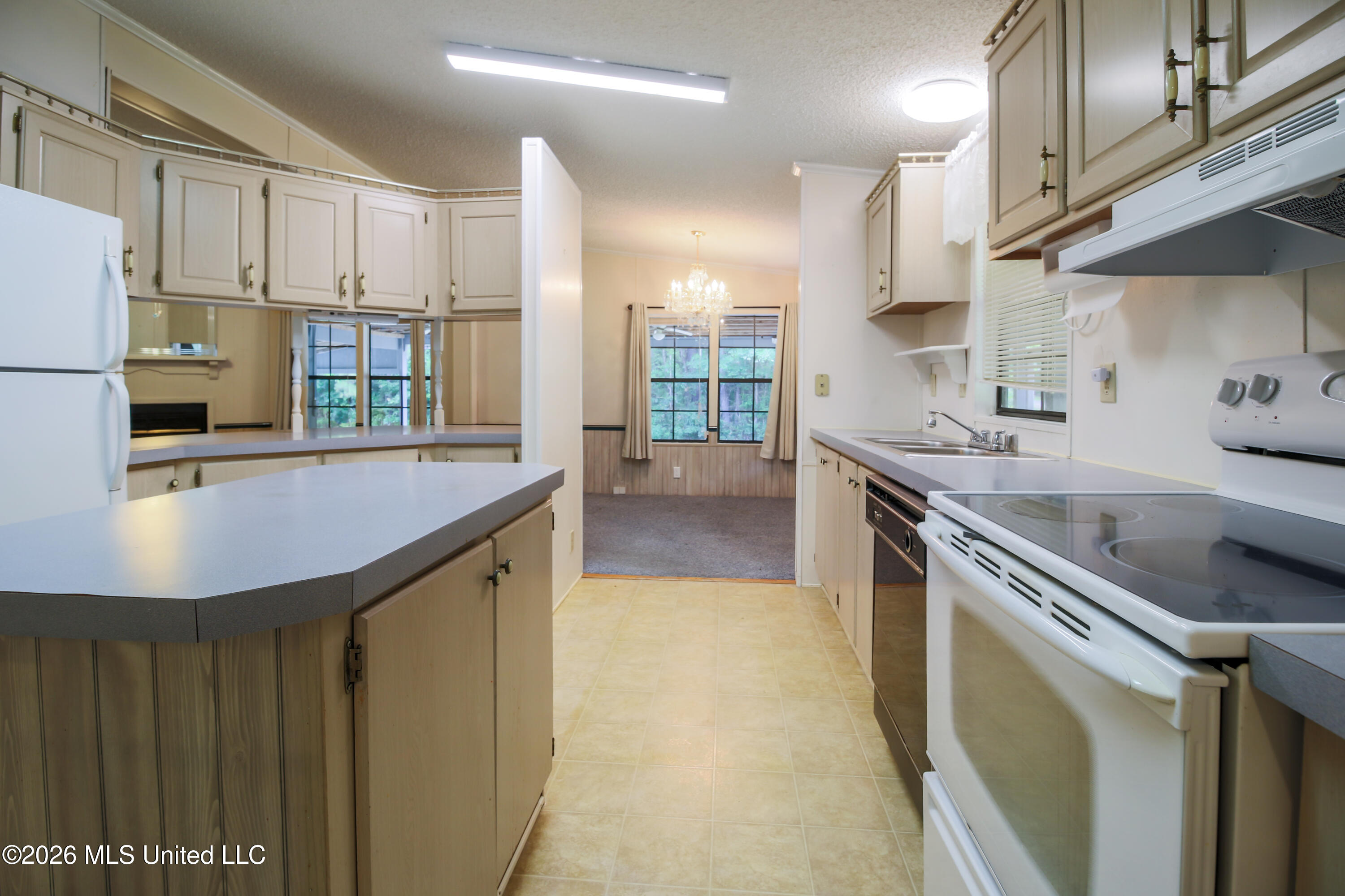14 E Magnolia Avenue Property Photo 8