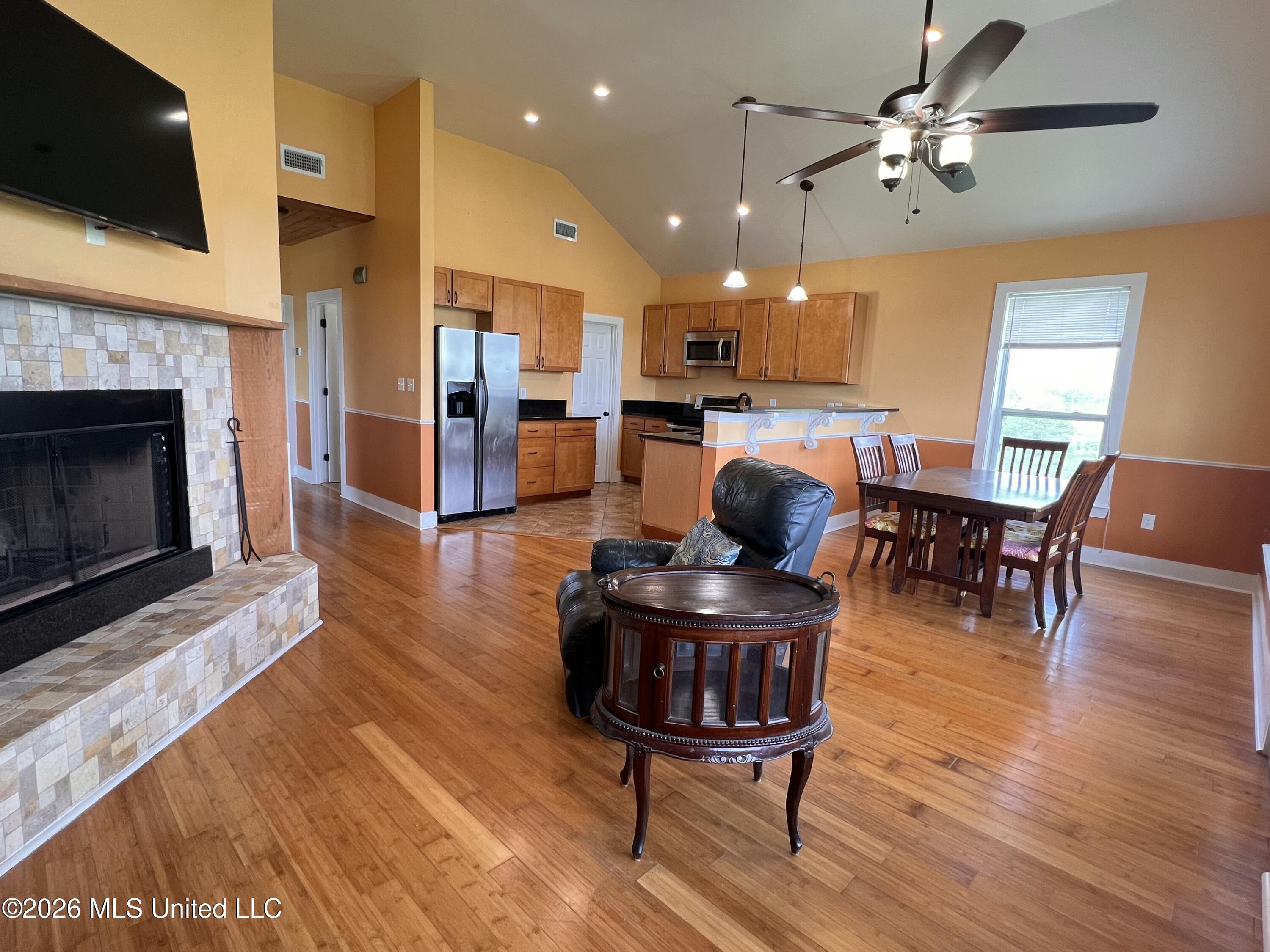 11053 N Shore Drive Property Photo 4