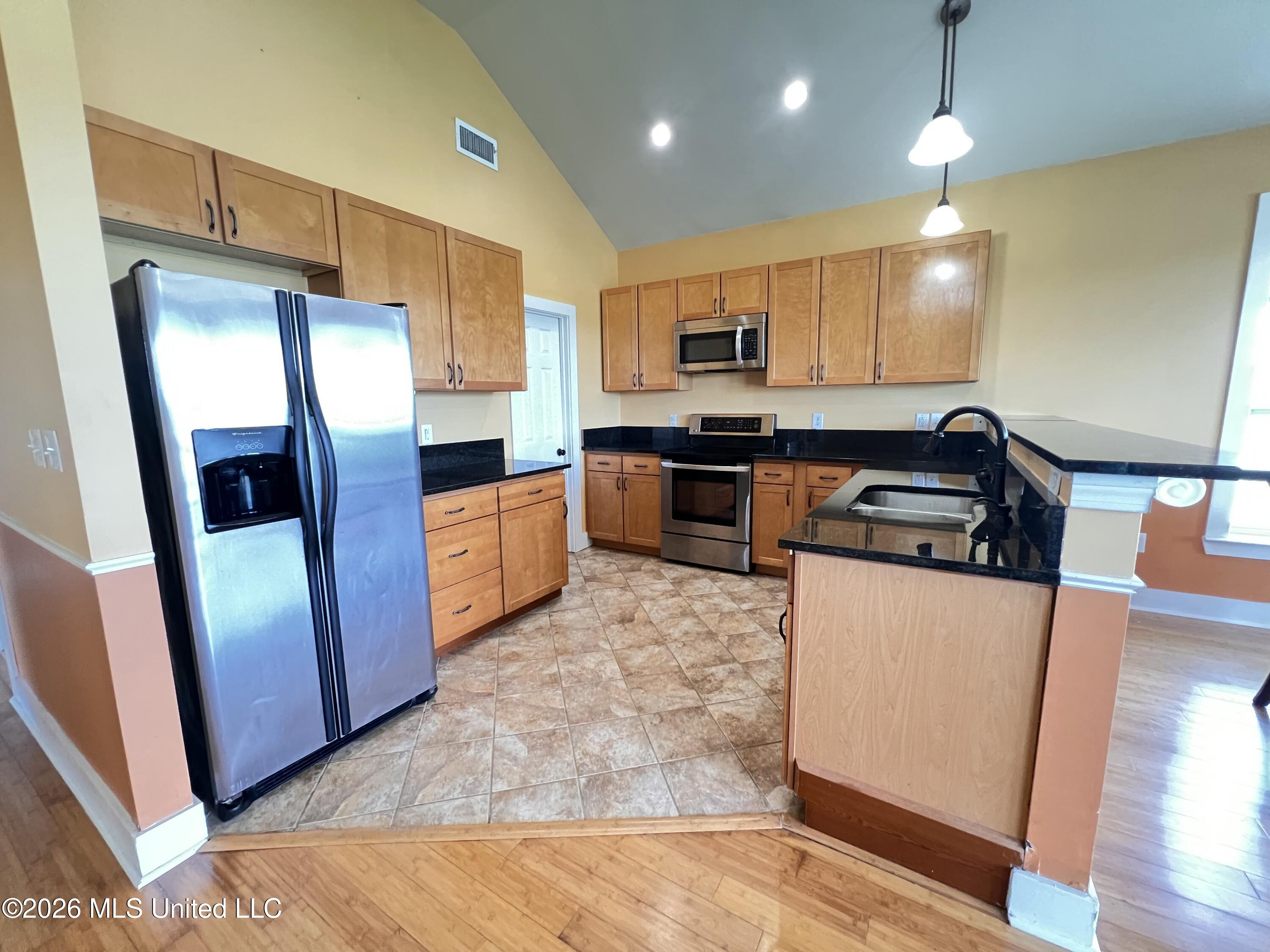 11053 N Shore Drive Property Photo 5