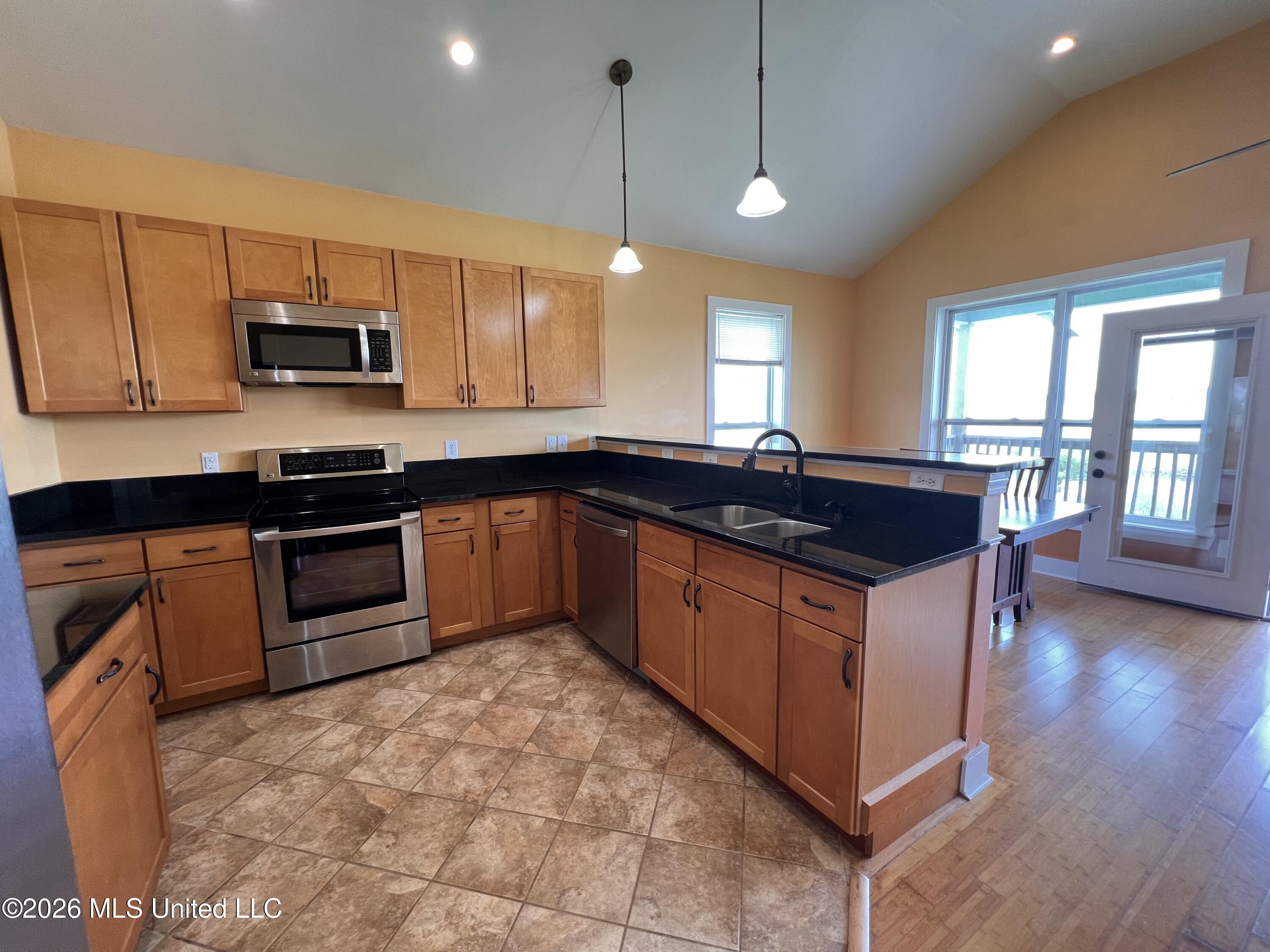 11053 N Shore Drive Property Photo 14