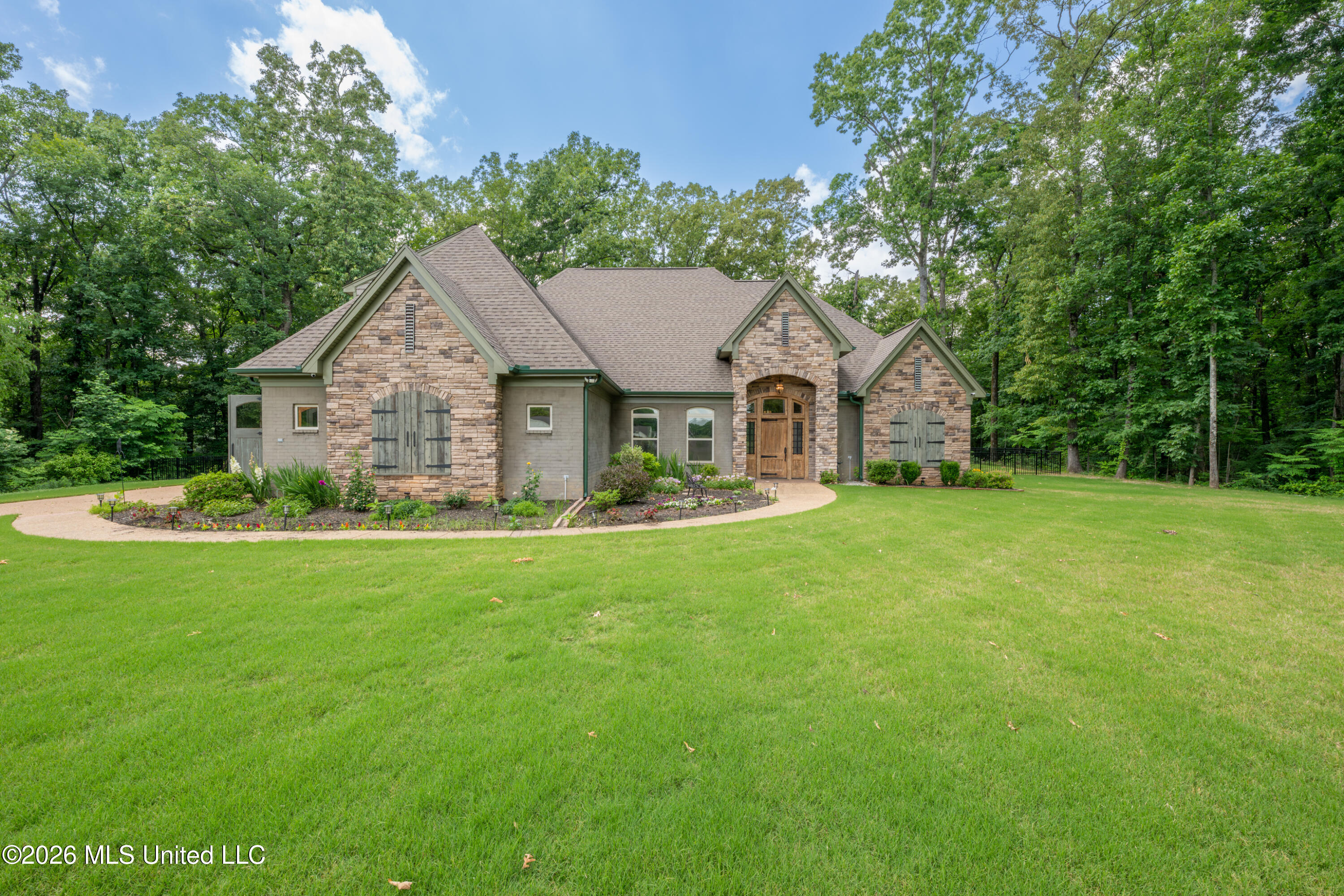 568 Woodford Cove Property Photo 1