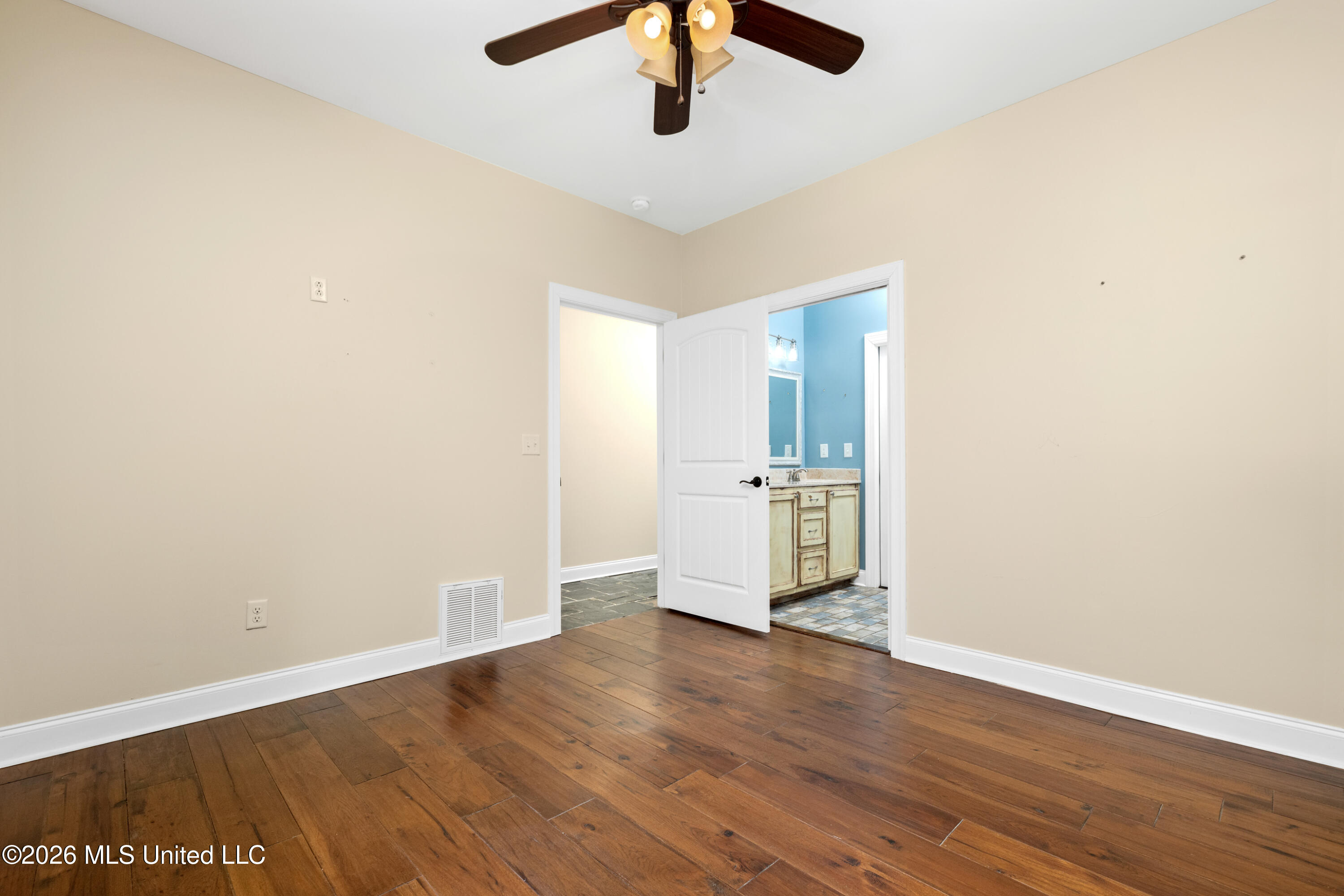 568 Woodford Cove Property Photo 29