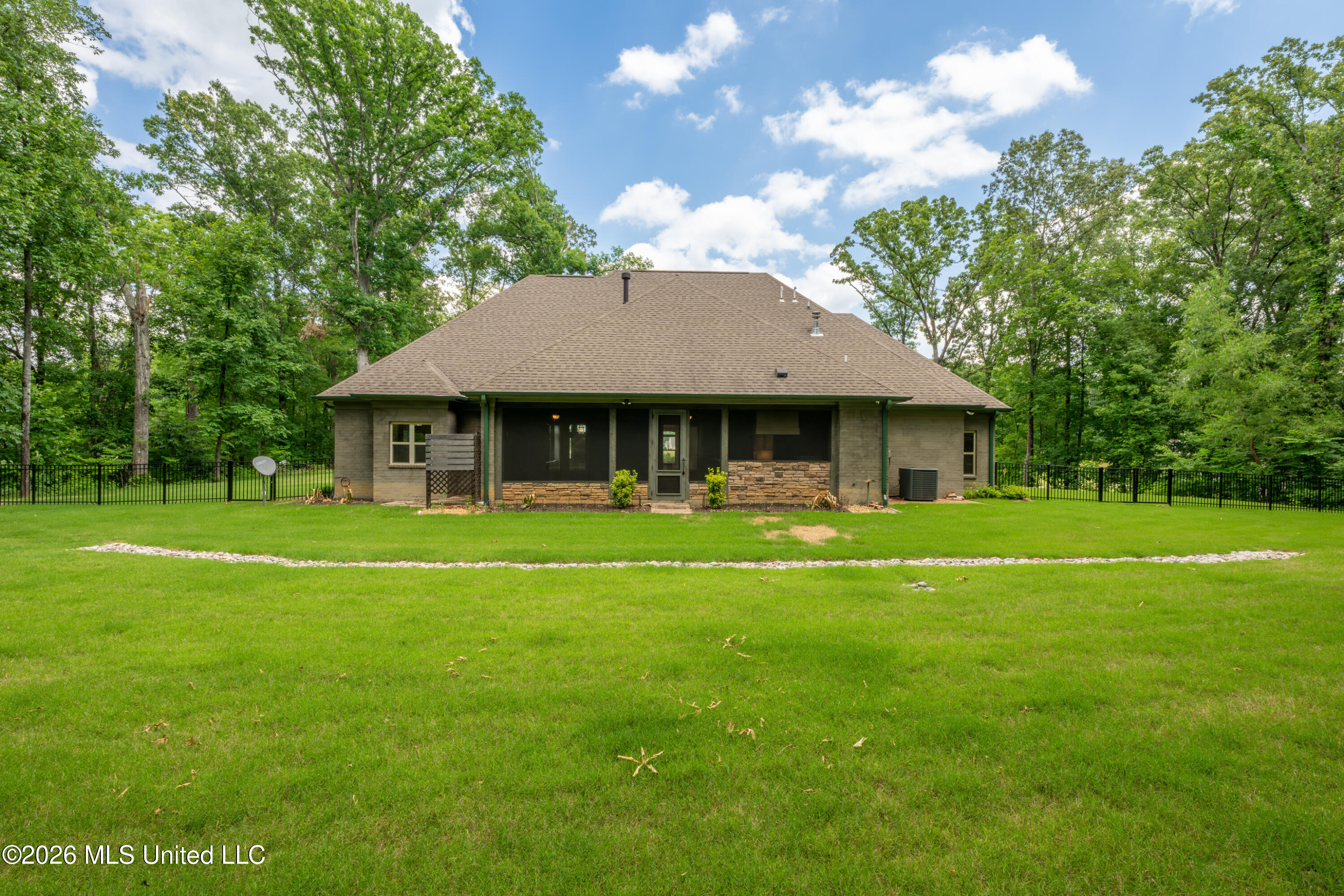 568 Woodford Cove Property Photo 49