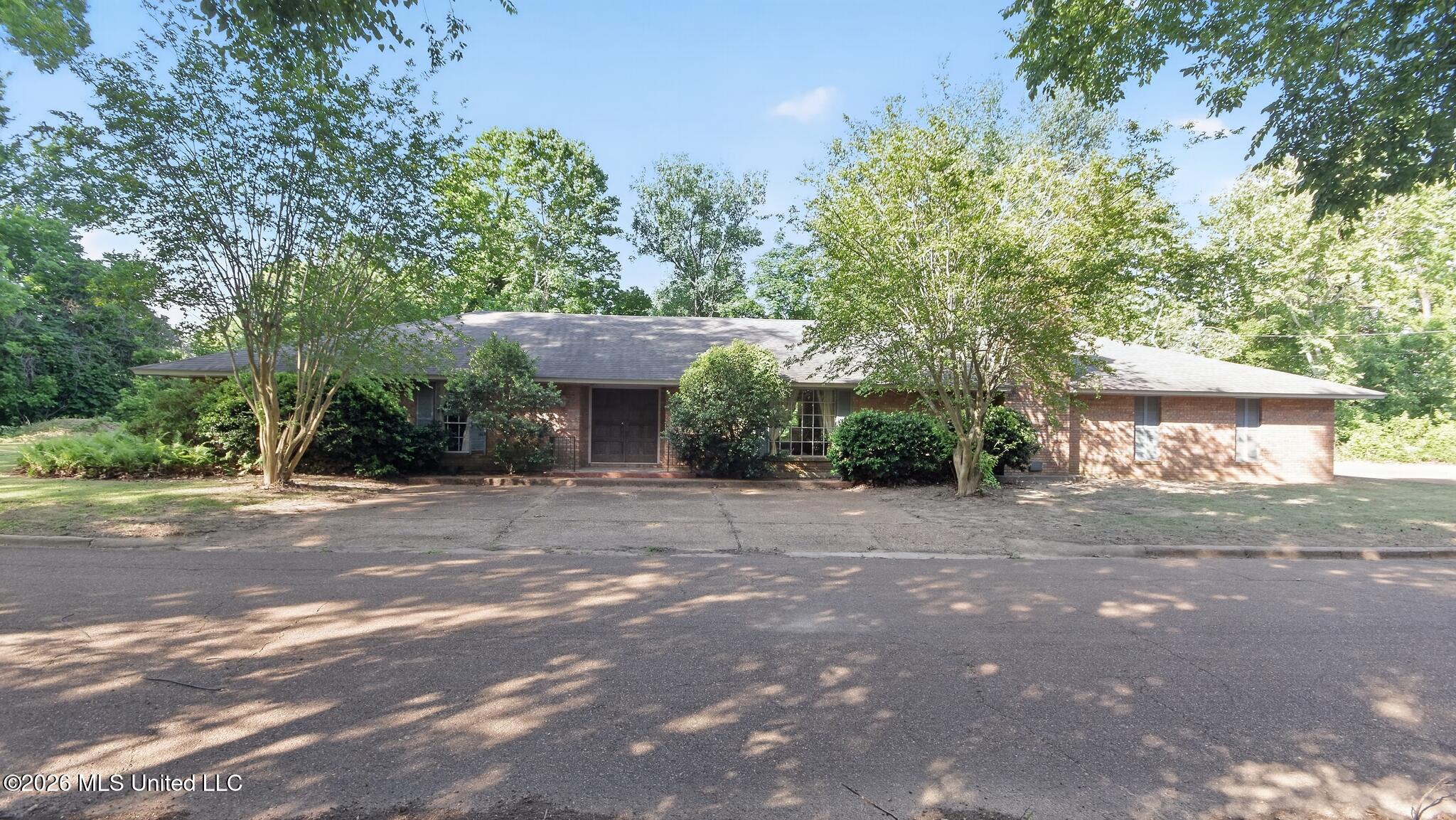 1000 Pine Land Drive Property Photo 1