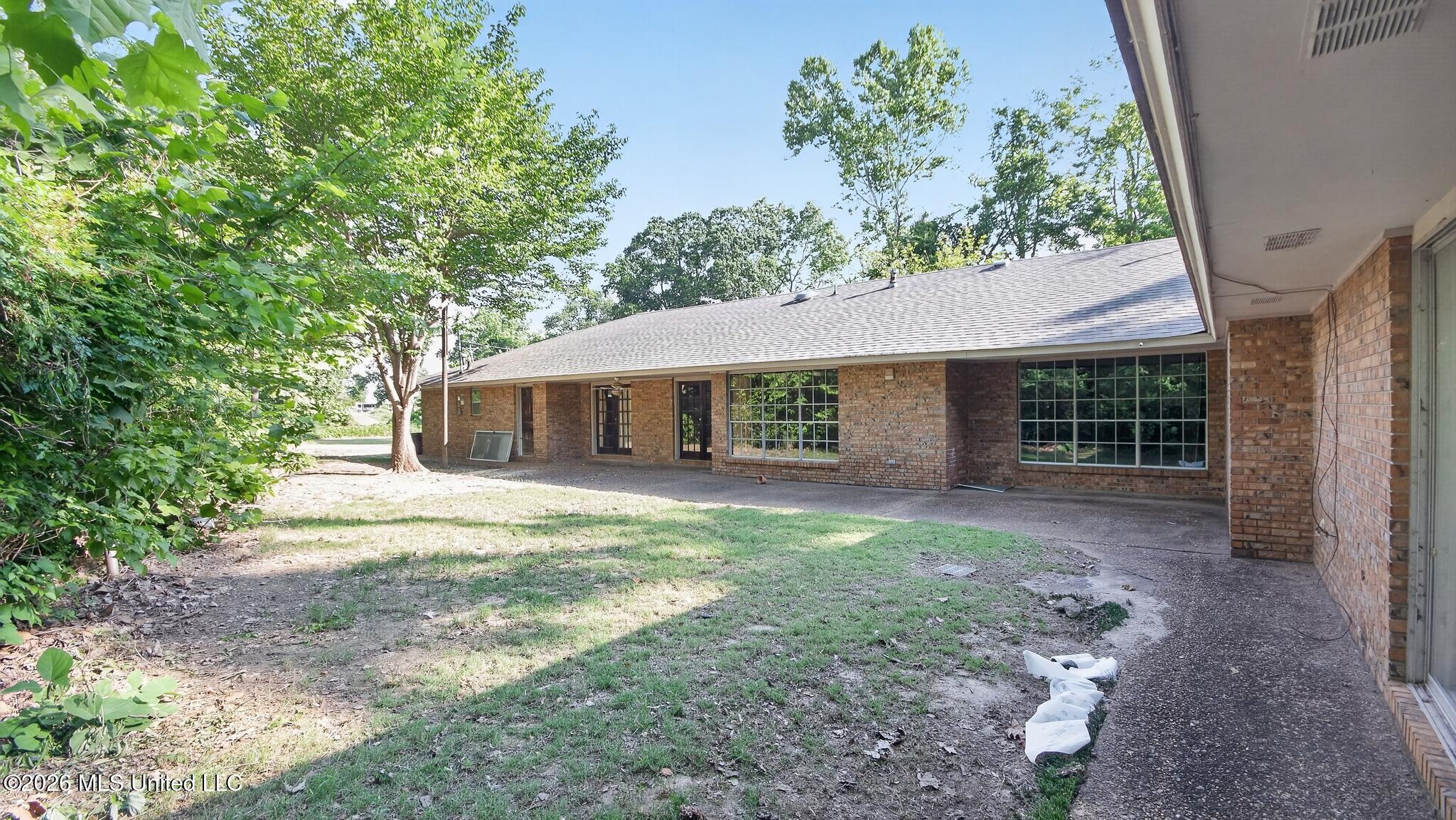 1000 Pine Land Drive Property Photo 2