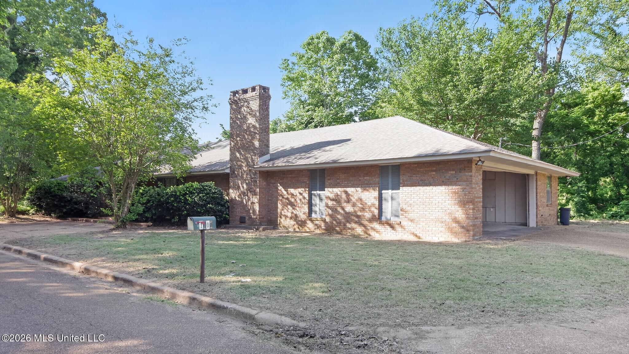 1000 Pine Land Drive Property Photo 3