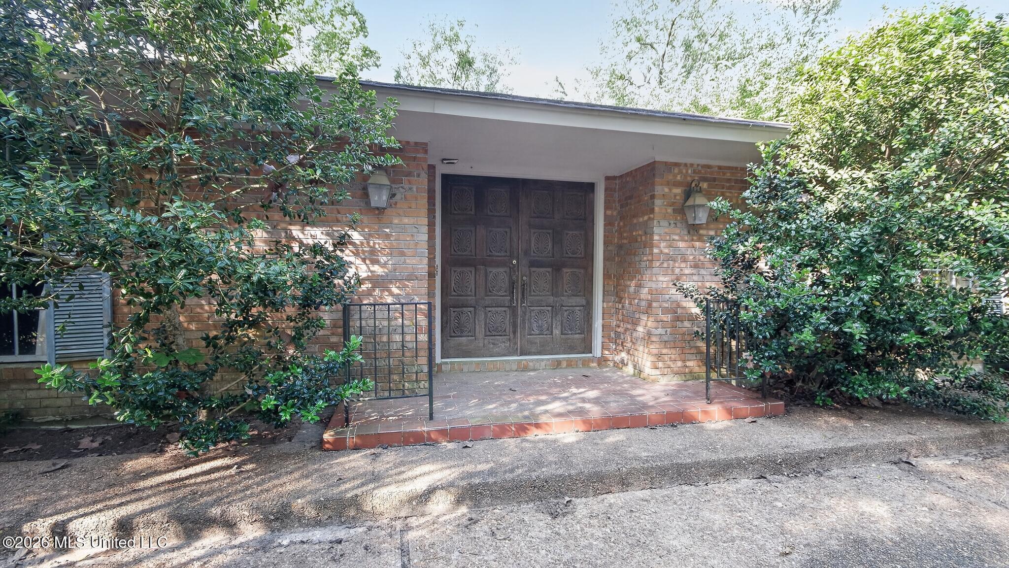 1000 Pine Land Drive Property Photo 4