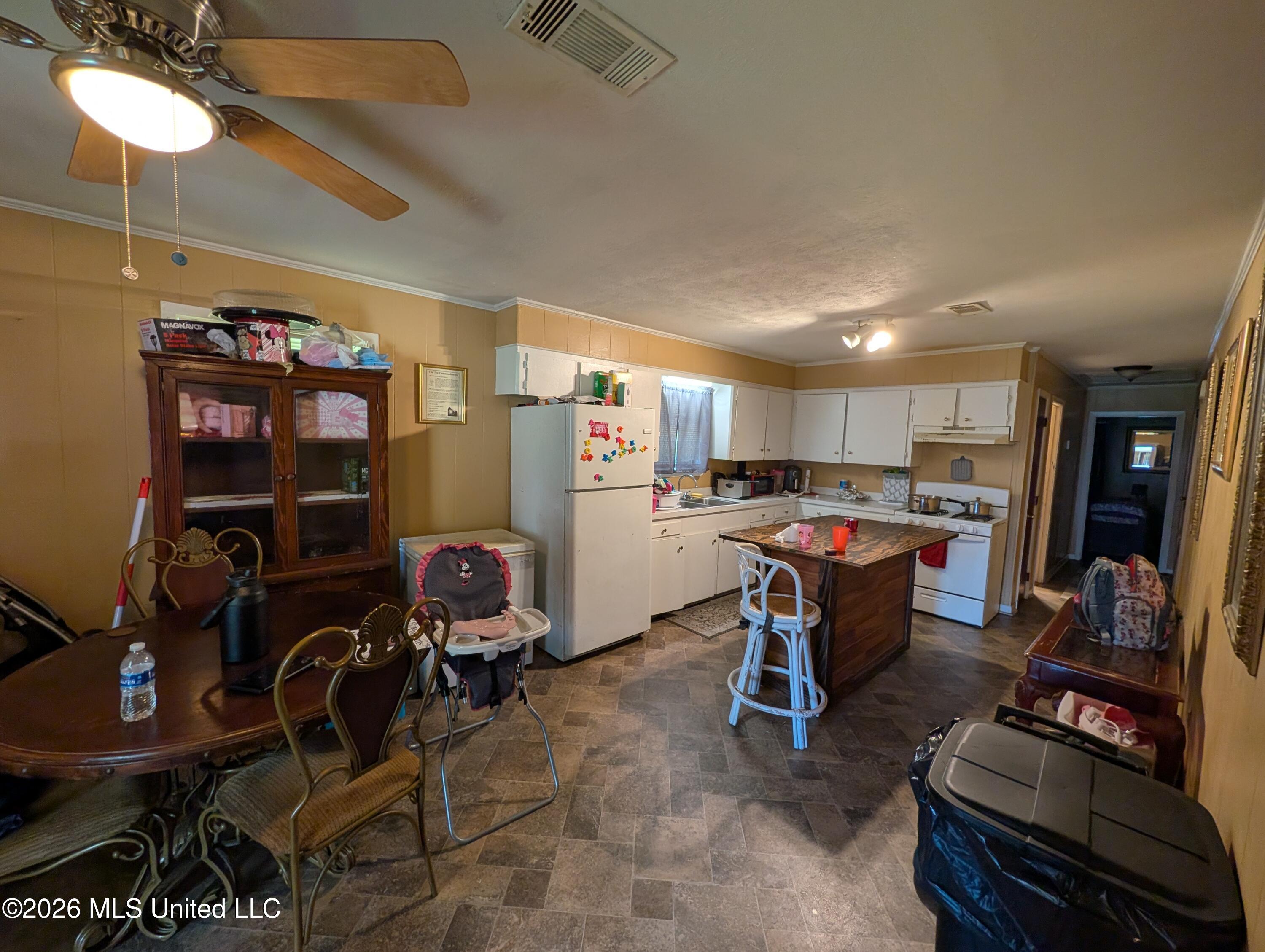 1016 Lotus Drive Property Photo 2