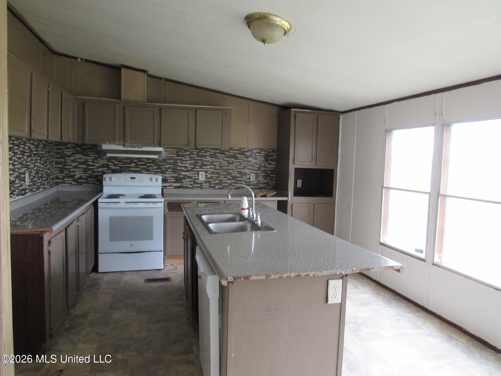 1628 400 Property Photo 7