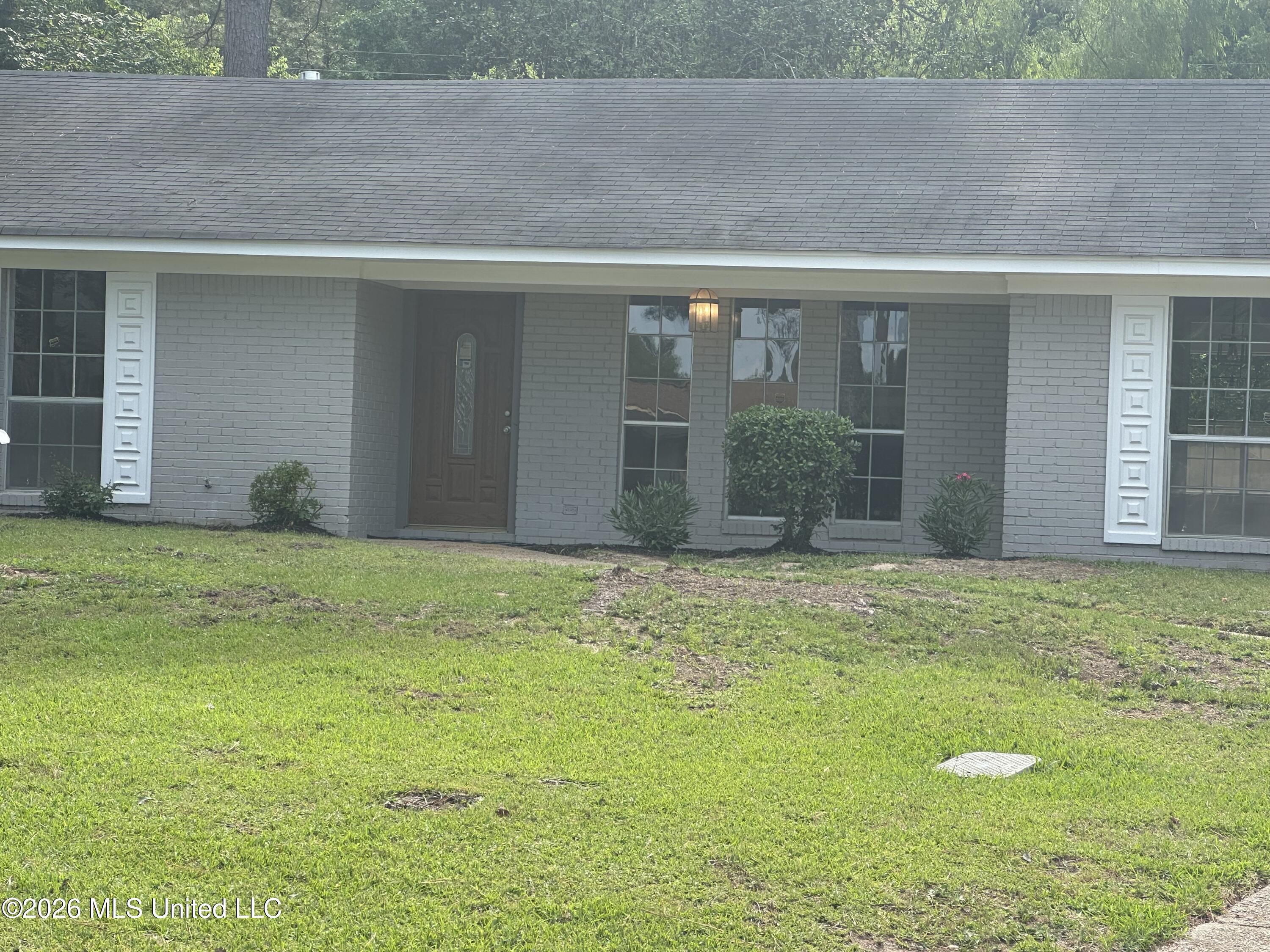 385 Somerset Drive Property Photo 1
