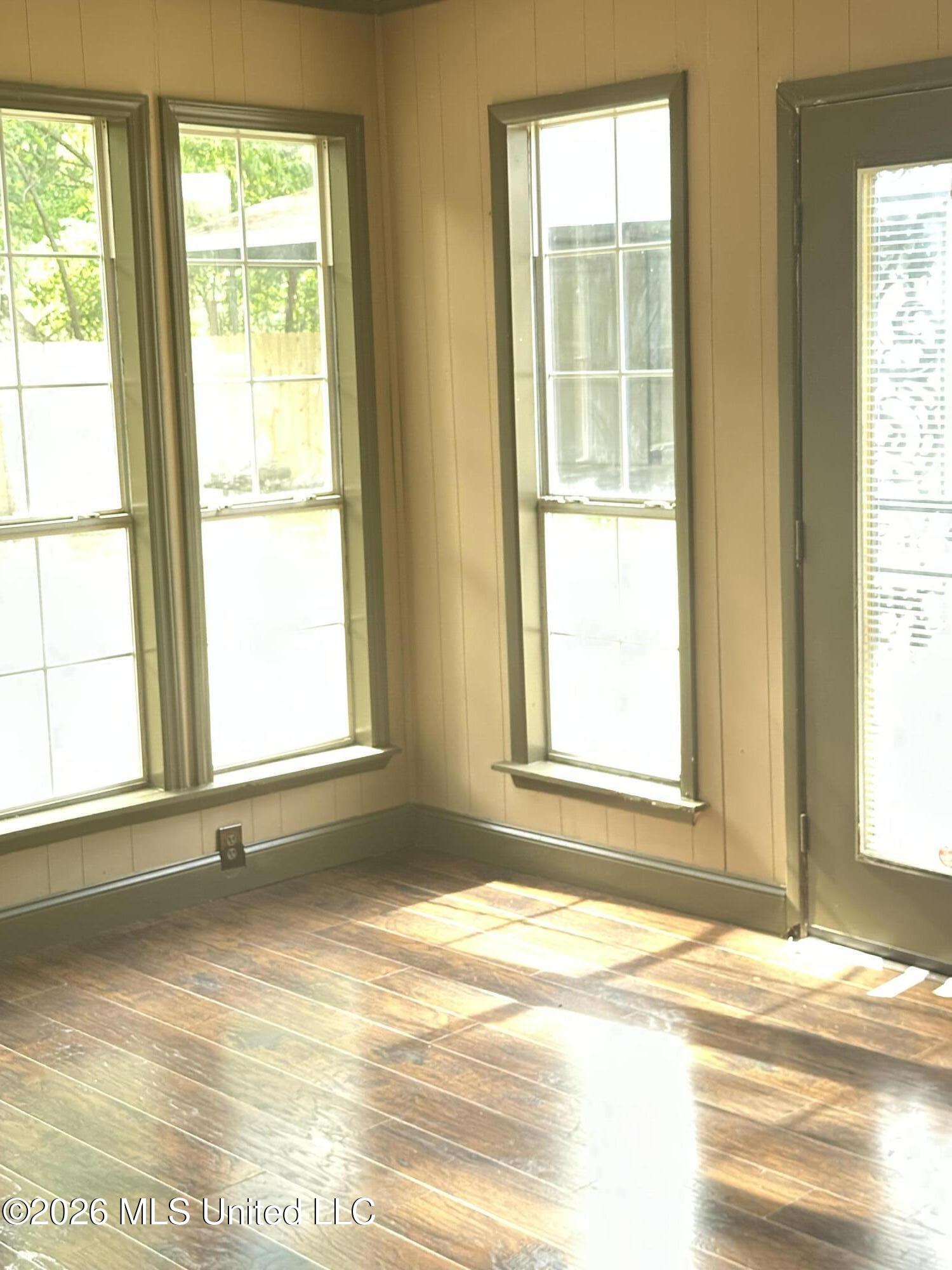 385 Somerset Drive Property Photo 5