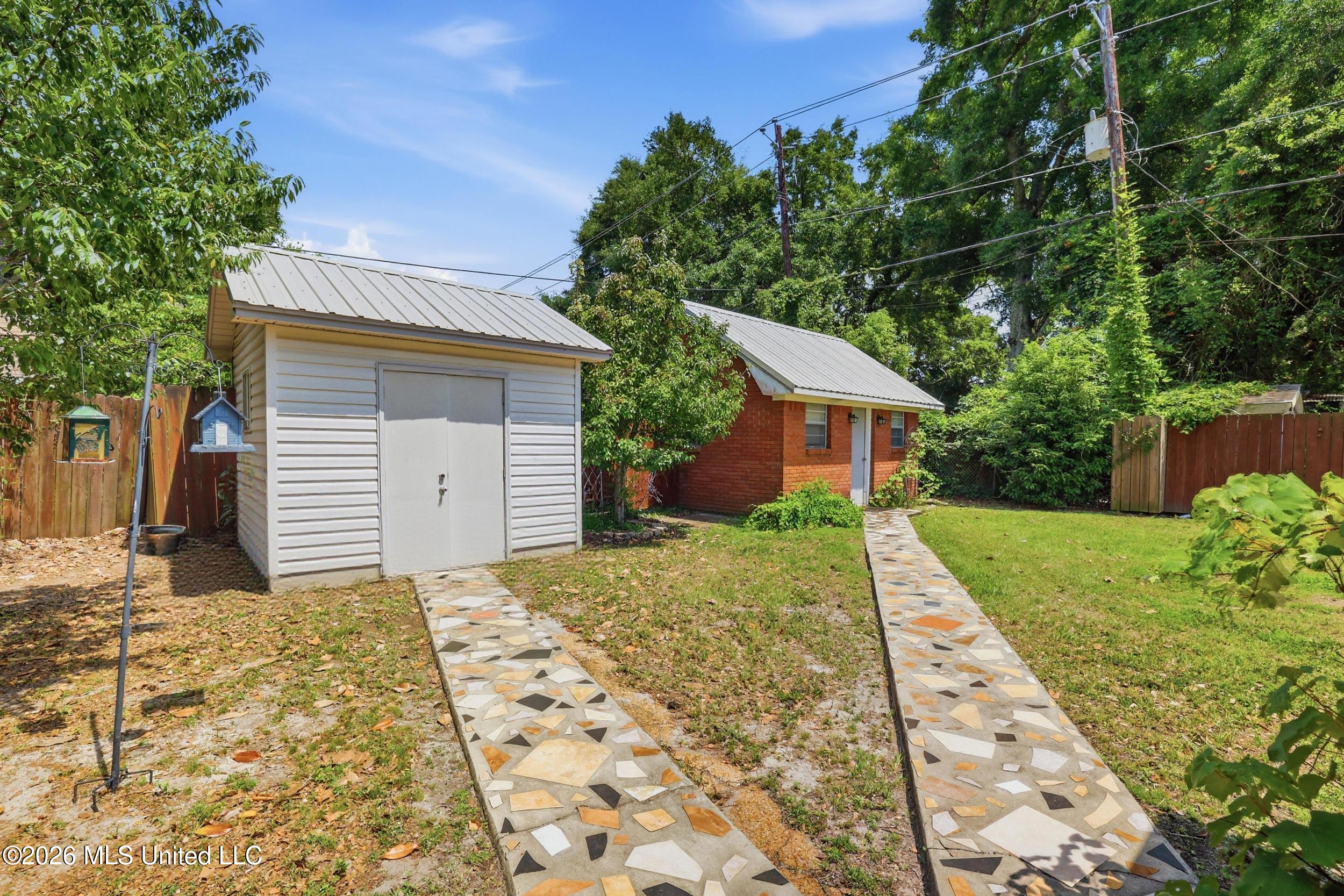 142 Kenmore Avenue Property Photo 35