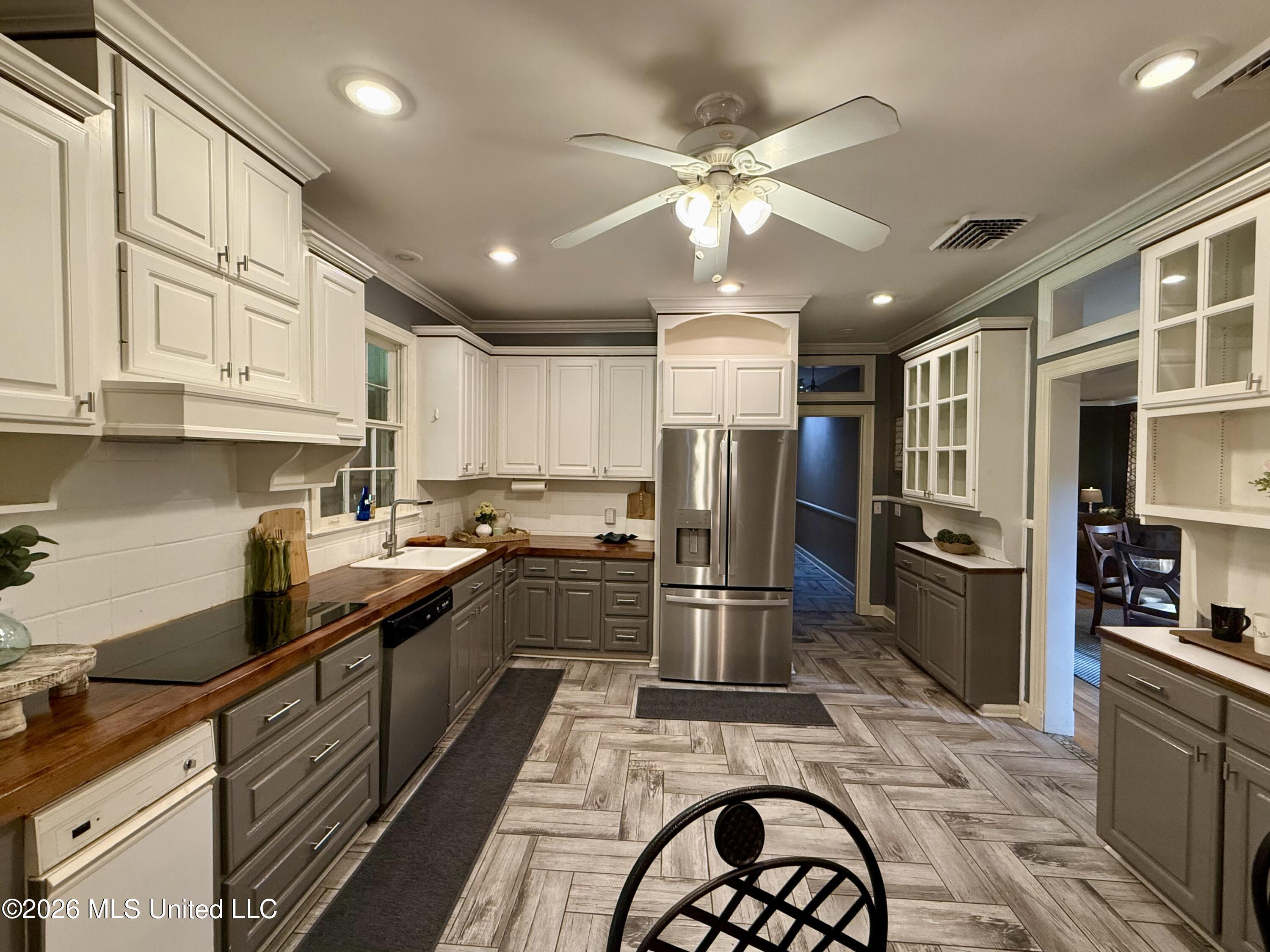 272 N Davis Street Property Photo 14