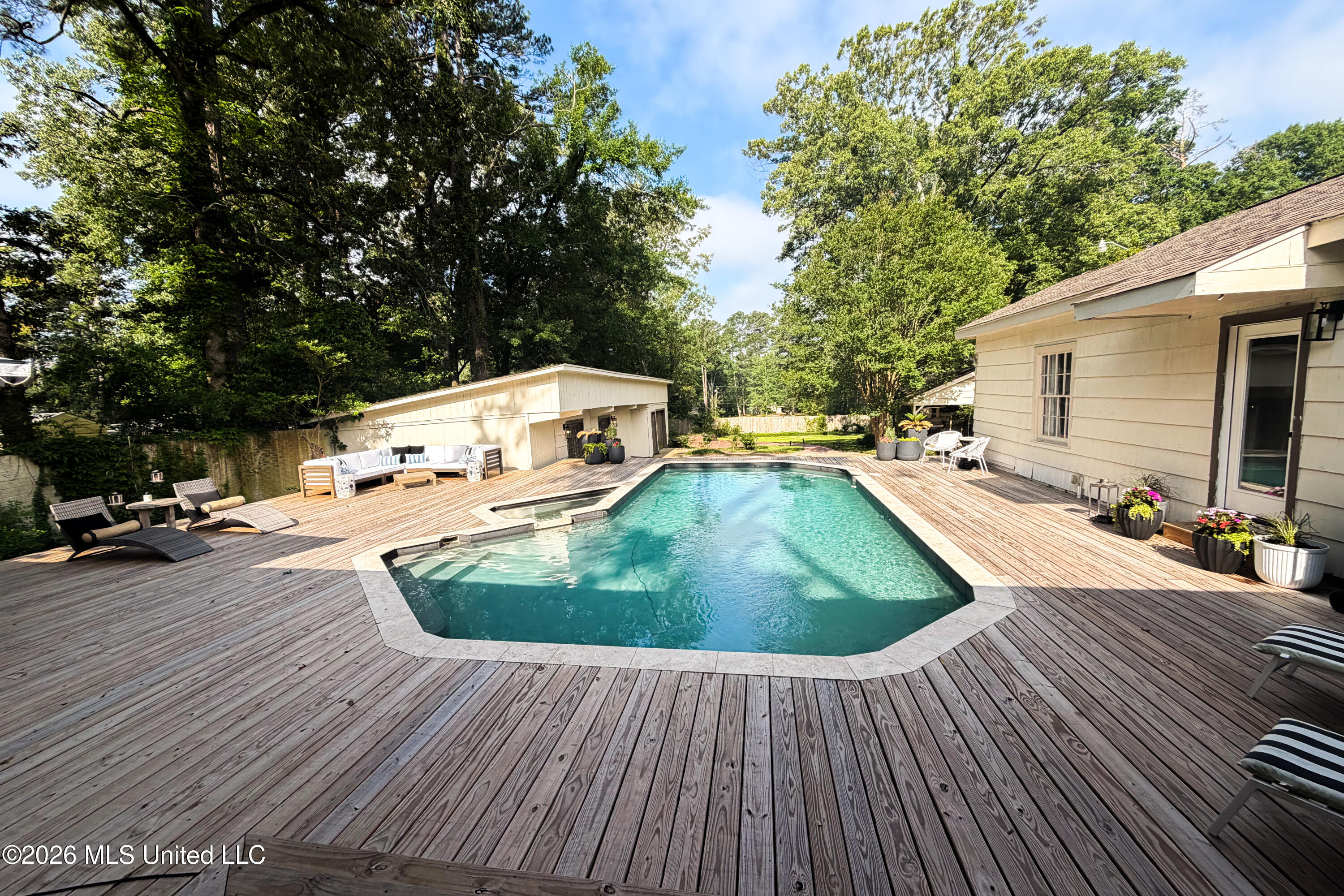 3927 Eastline Drive Property Photo 2