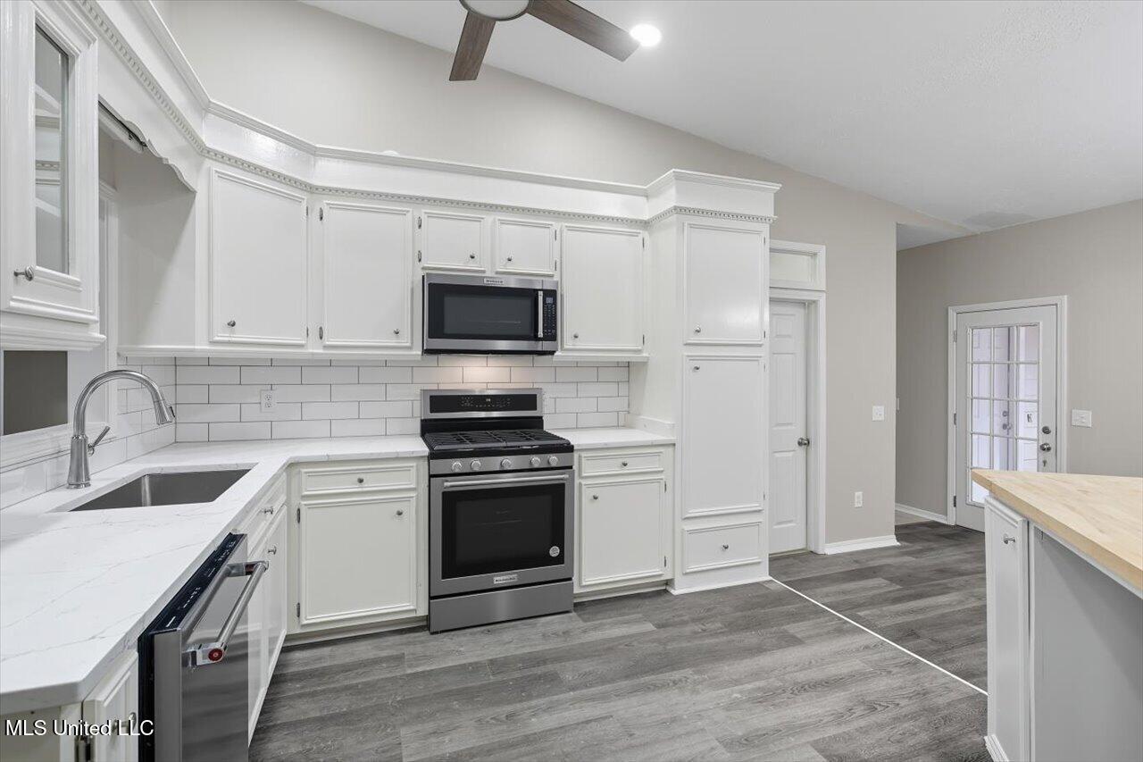 25 Moss Woods Cove Property Photo 5