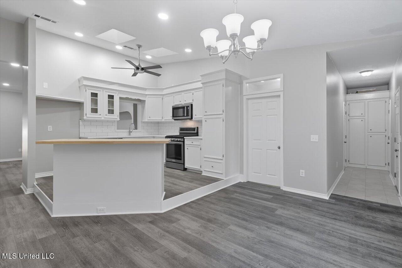 25 Moss Woods Cove Property Photo 8