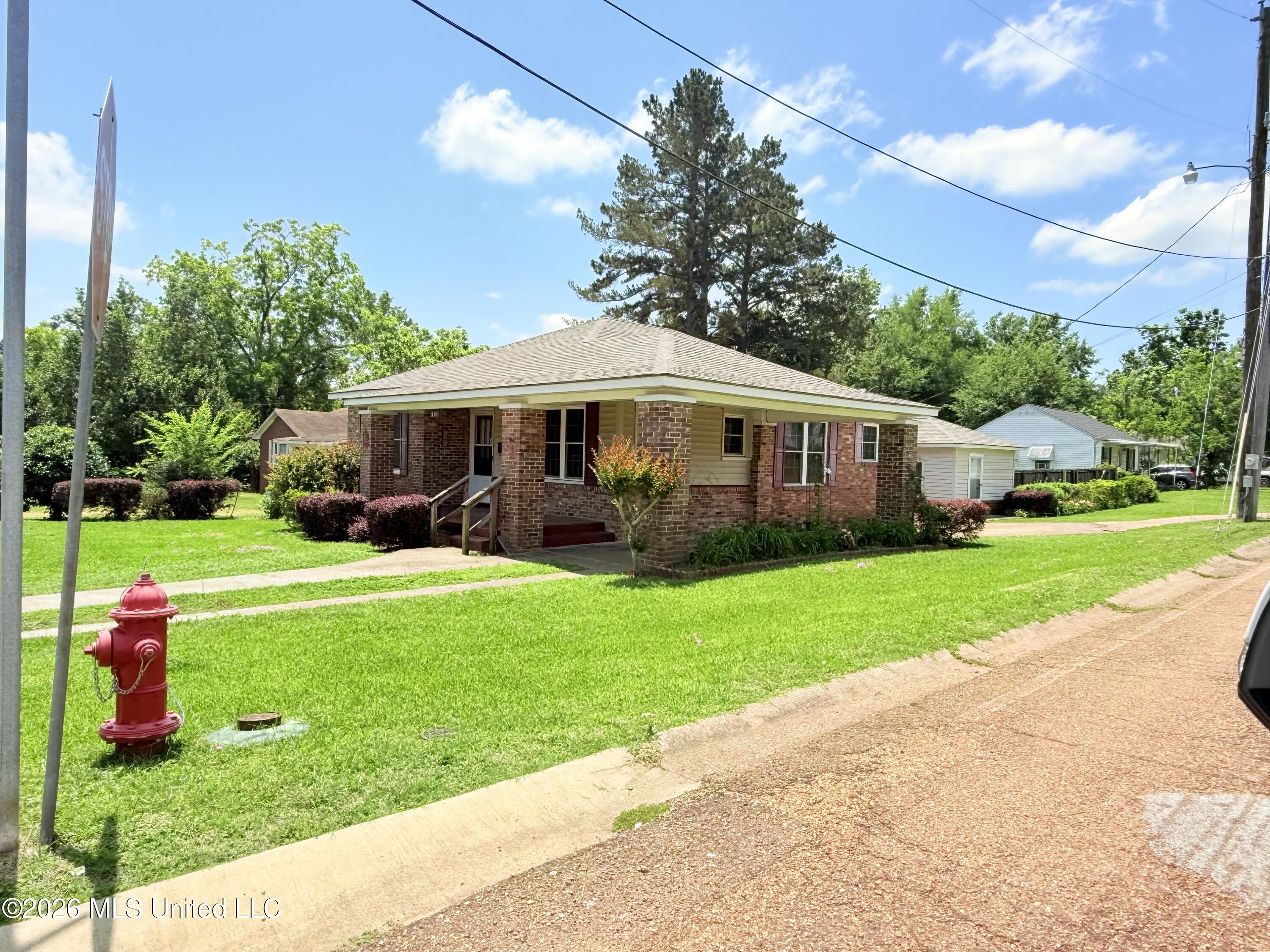 400 Newton Street Property Photo 3