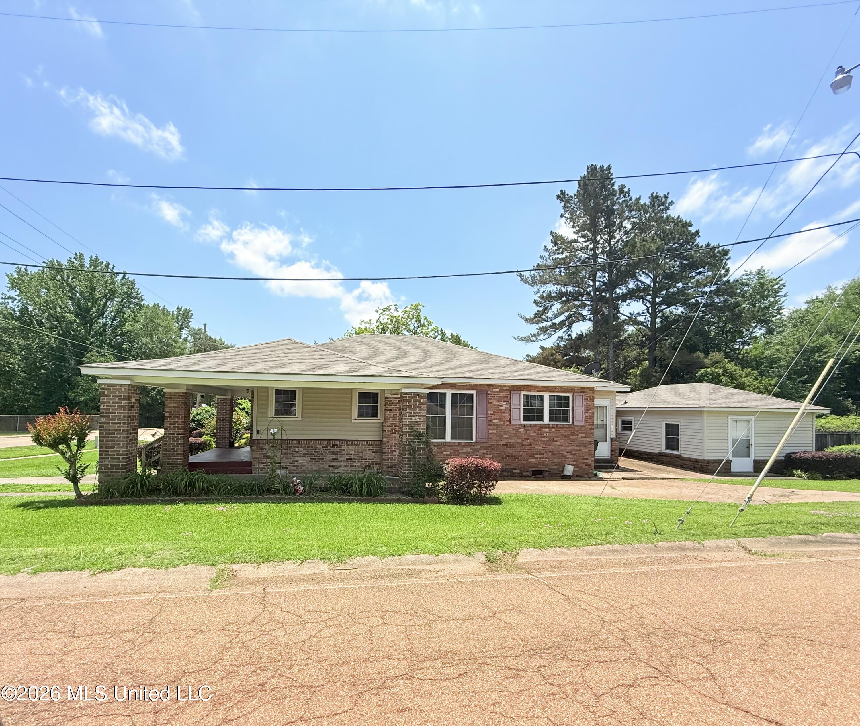 400 Newton Street Property Photo 4