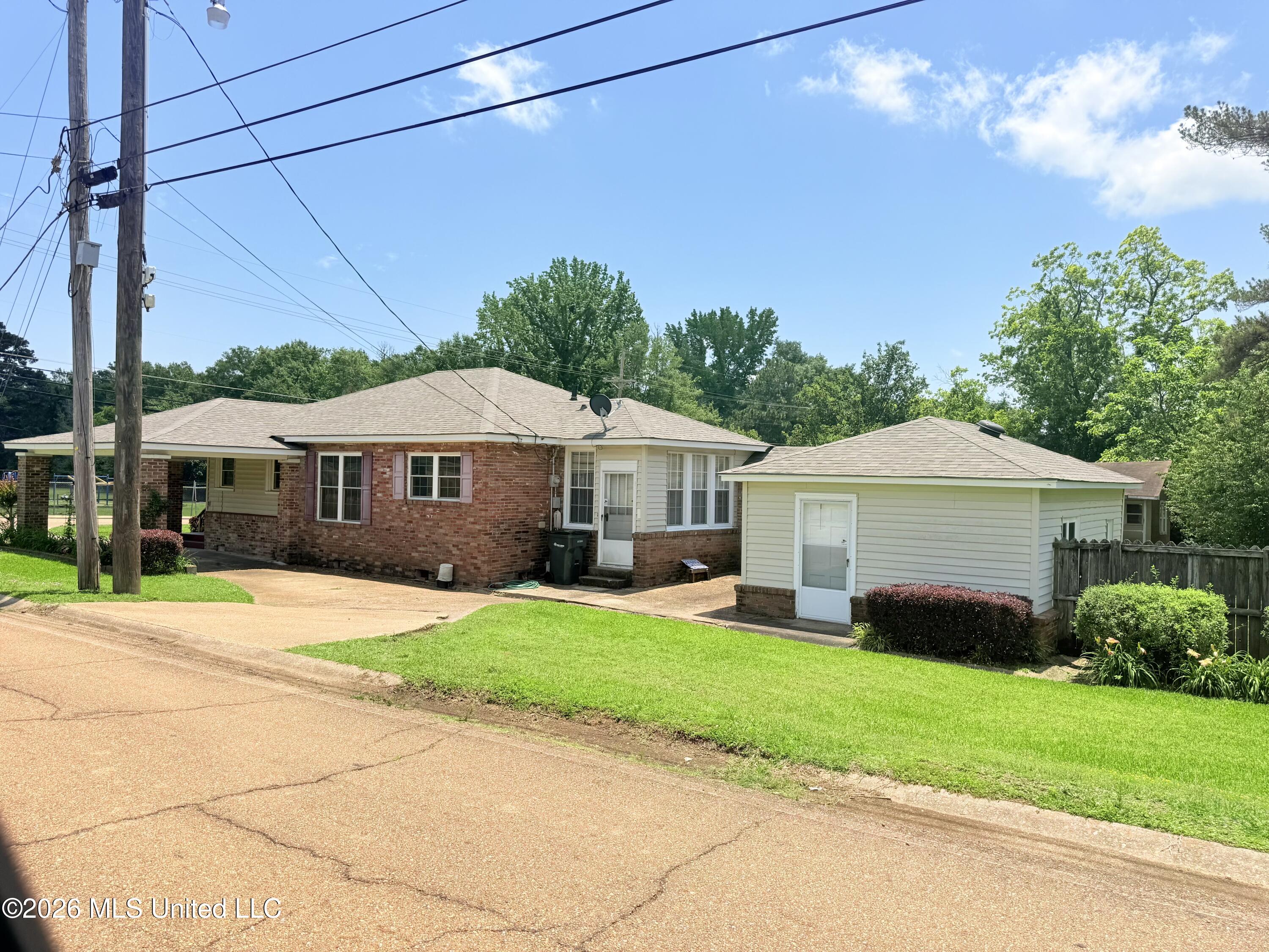 400 Newton Street Property Photo 5