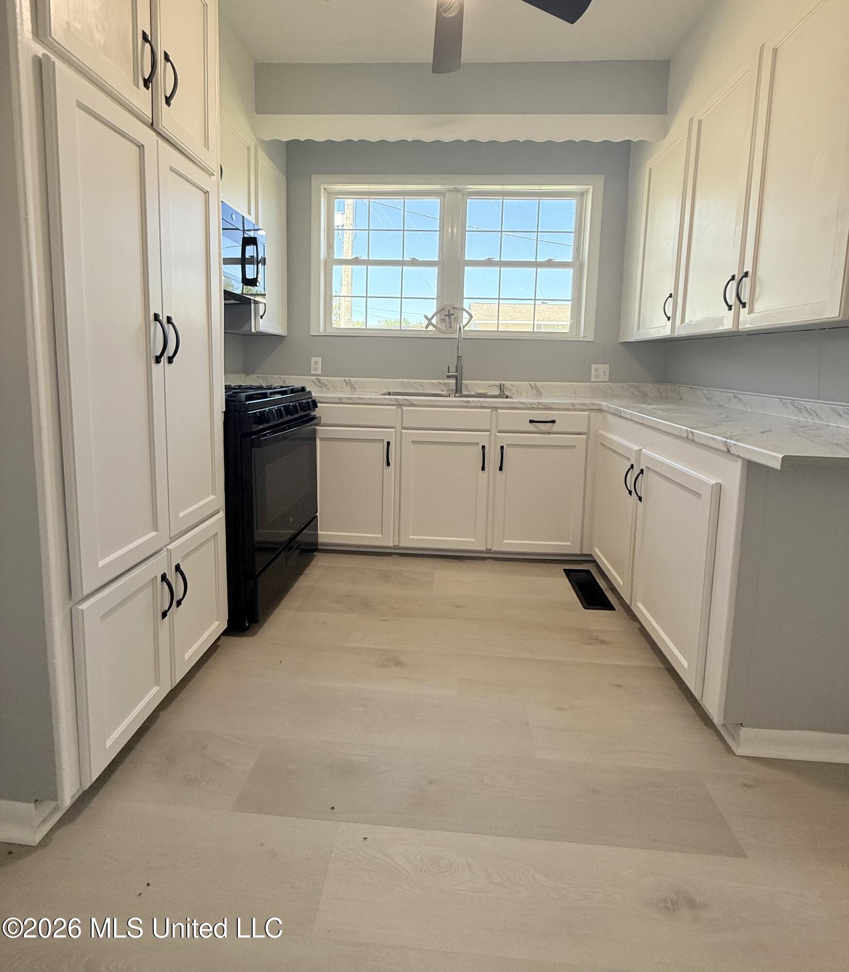 400 Newton Street Property Photo 6