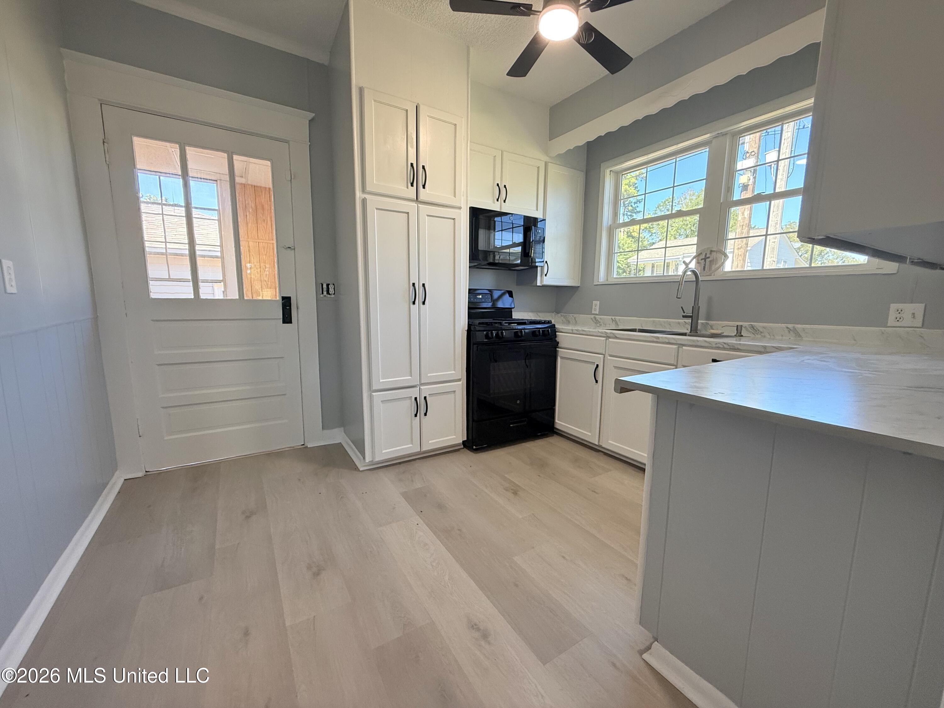 400 Newton Street Property Photo 7
