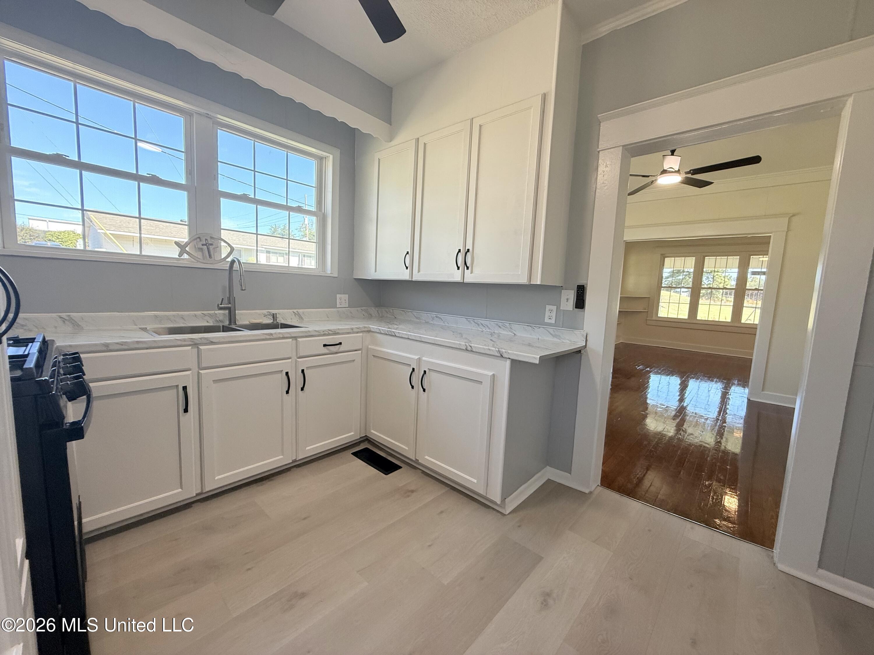 400 Newton Street Property Photo 8