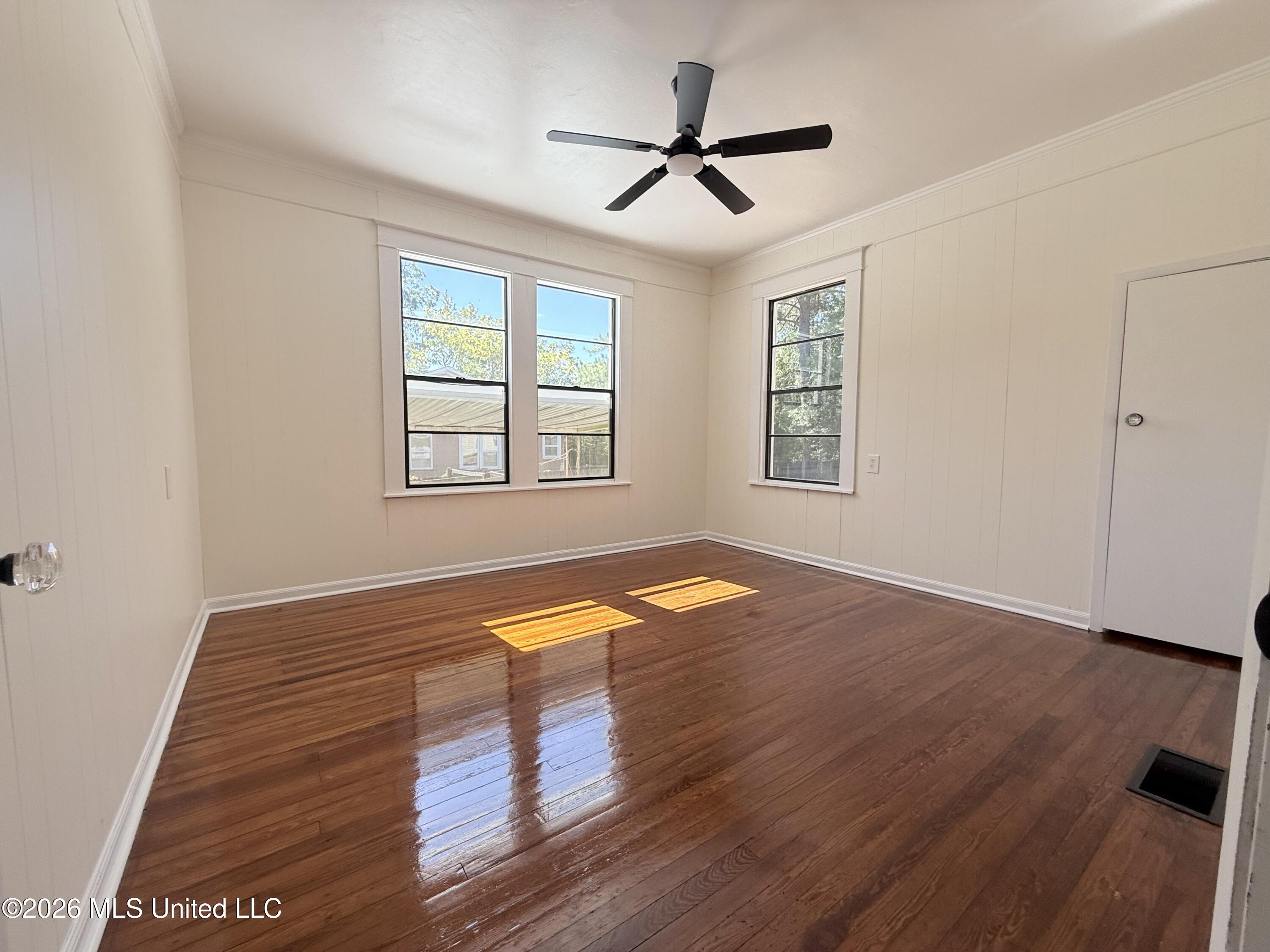 400 Newton Street Property Photo 12