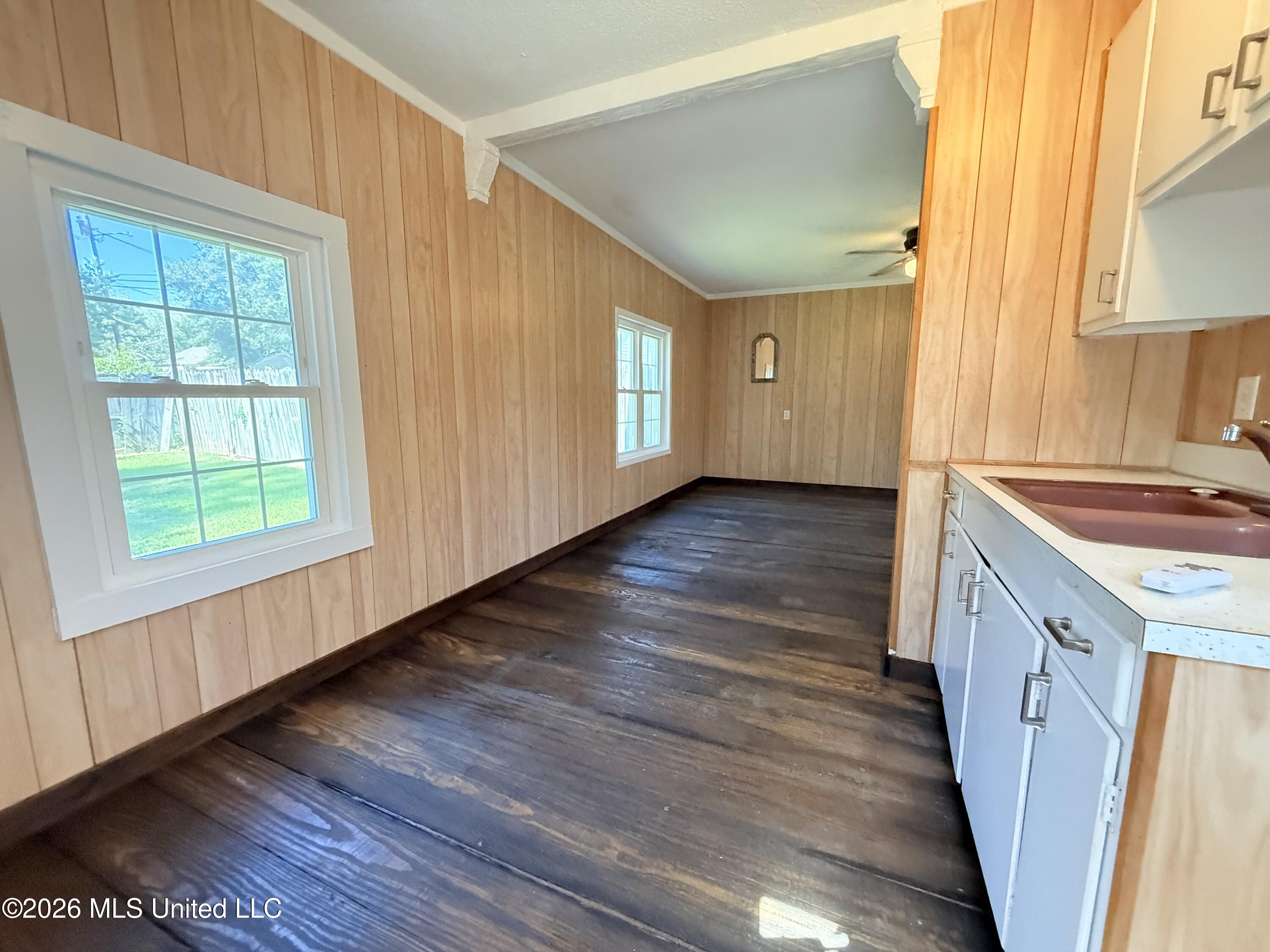 400 Newton Street Property Photo 15