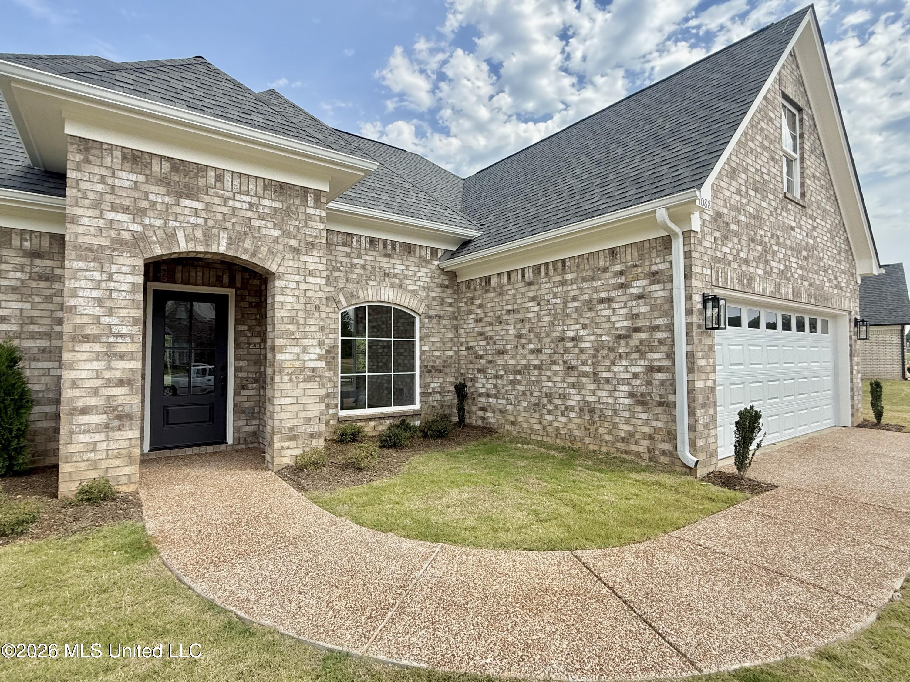 1088 Great Glen Drive Property Photo 2